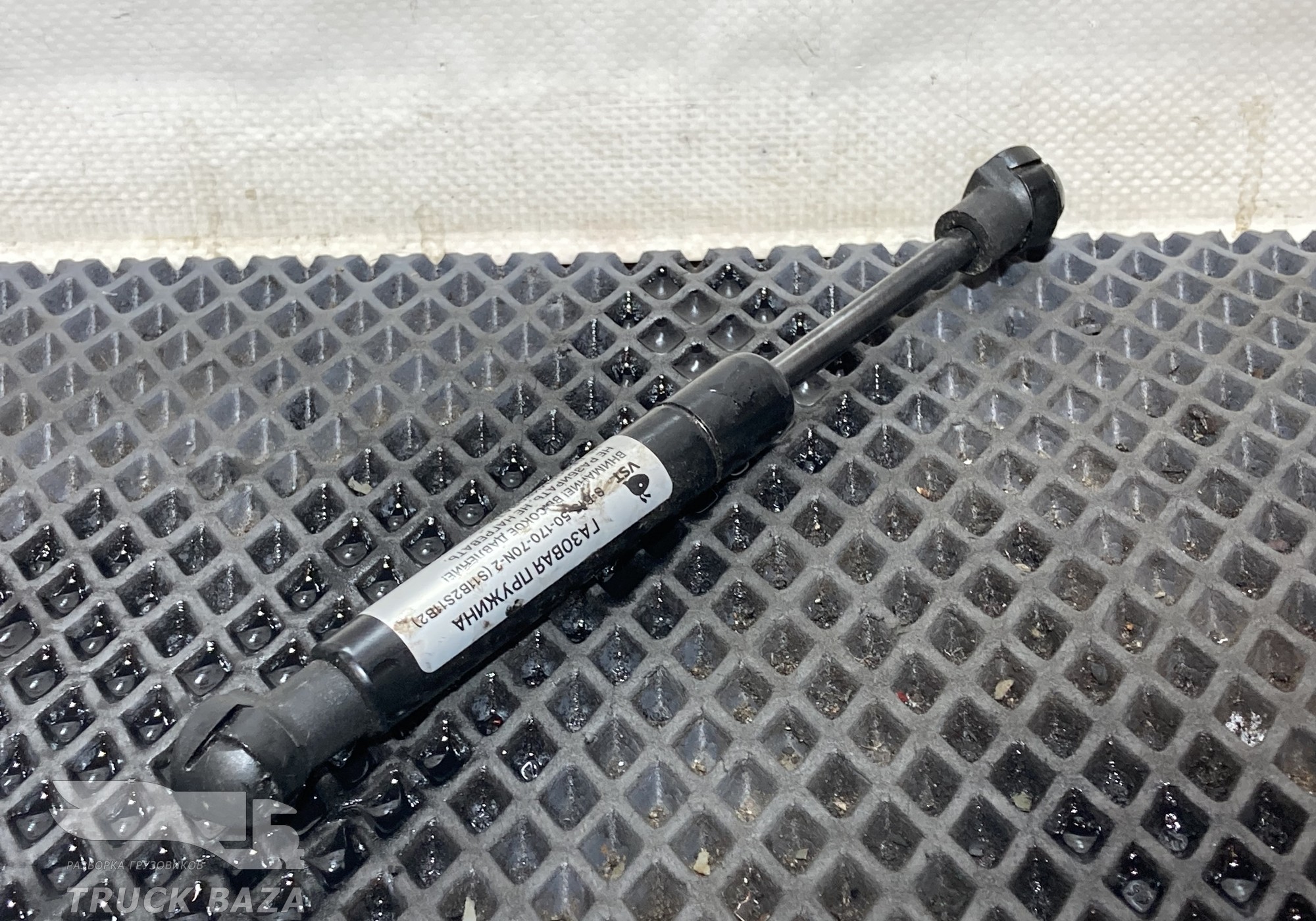 384590 Амортизатор бардачка верхнего для КАМАЗ 54901