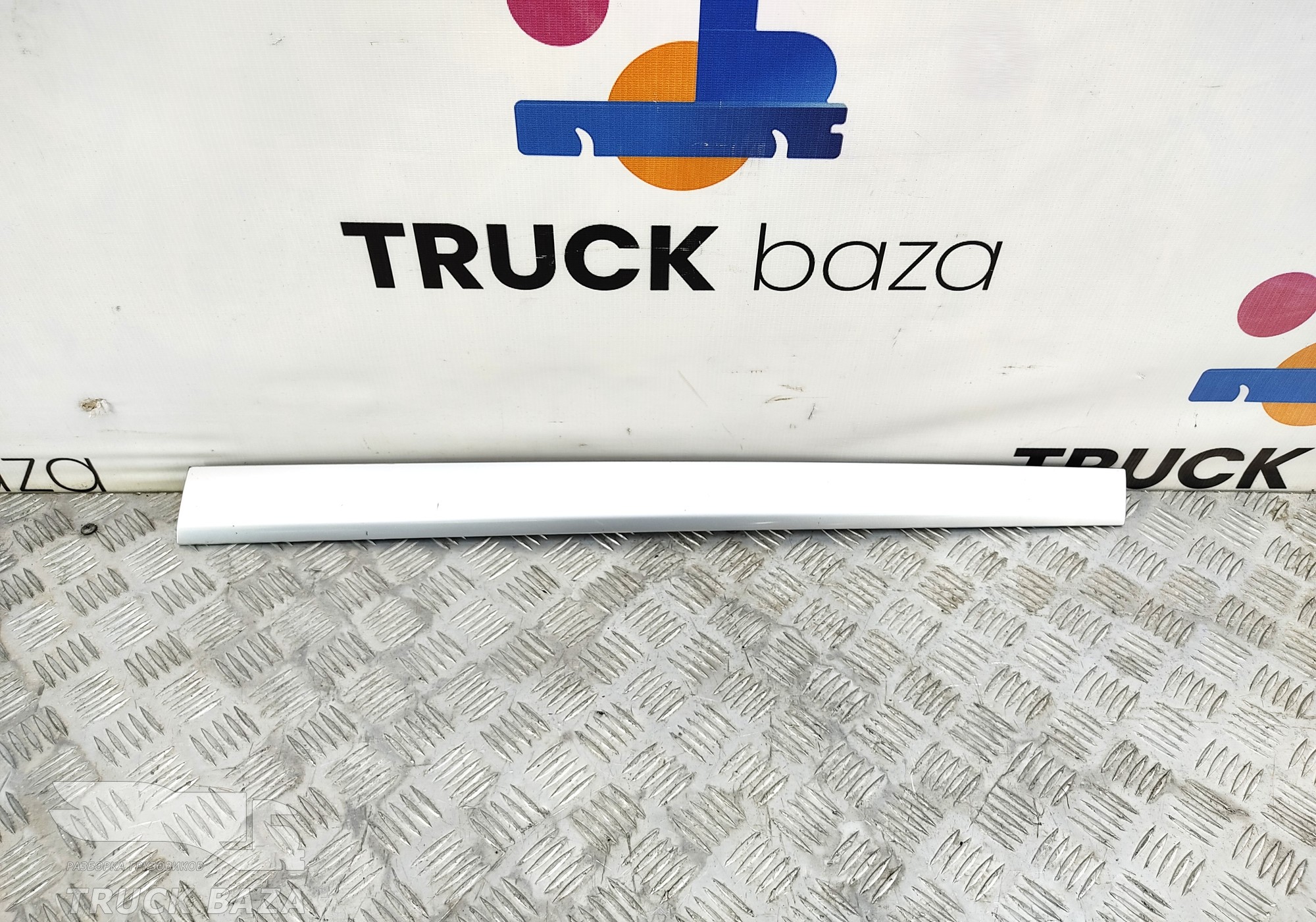 81617105012 Накладка на торпедо