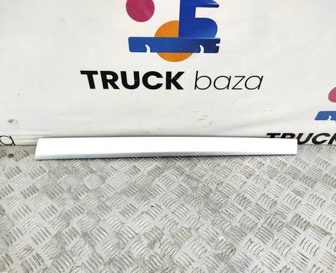 81617105012 Накладка на торпедо для Man