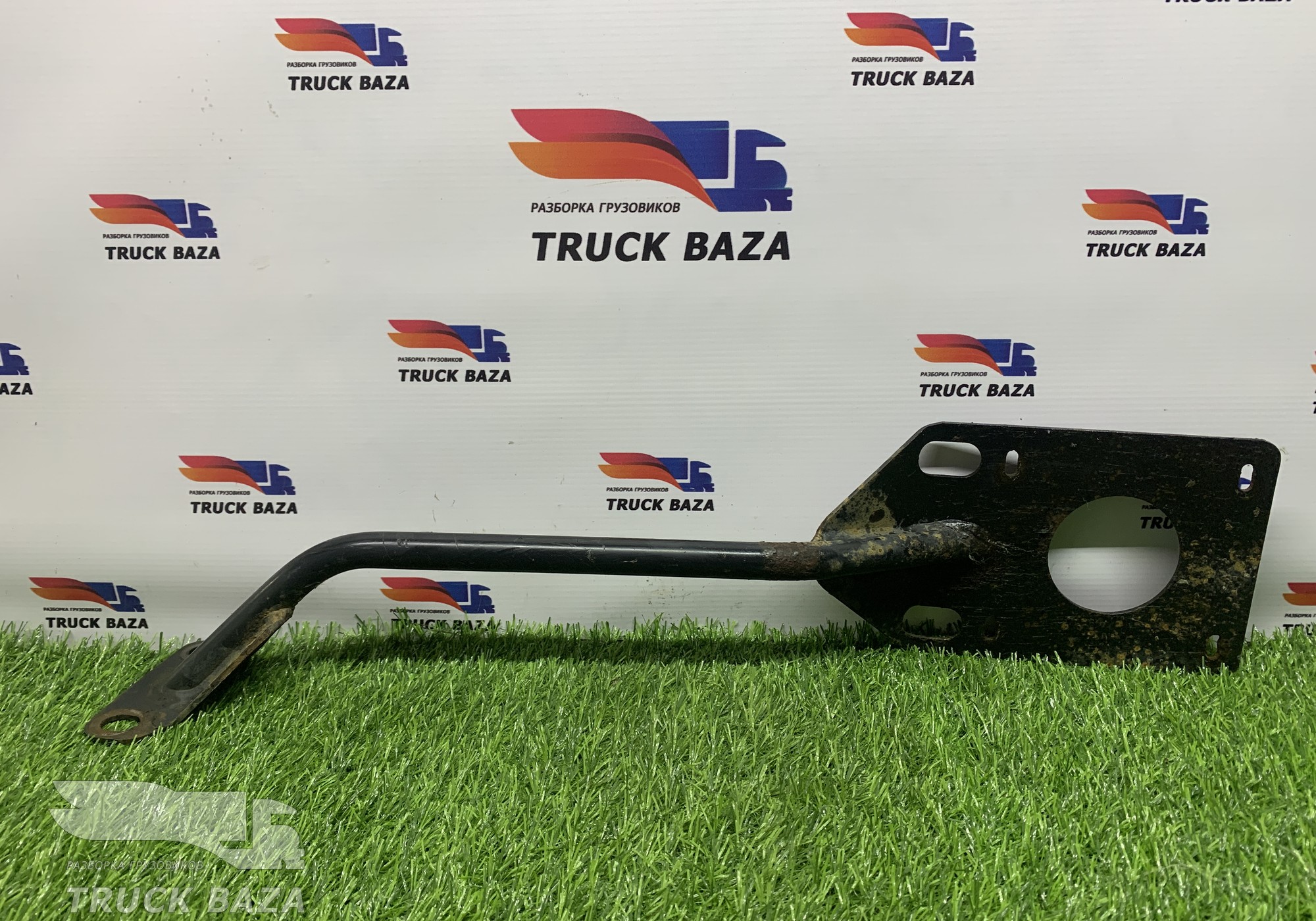 81612435372 Кронштейн крыла переднего правого