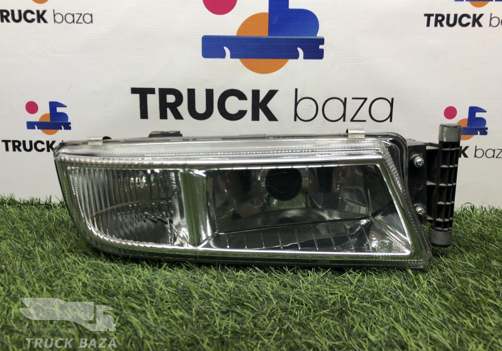 81251016522 Фара противотуманная правая