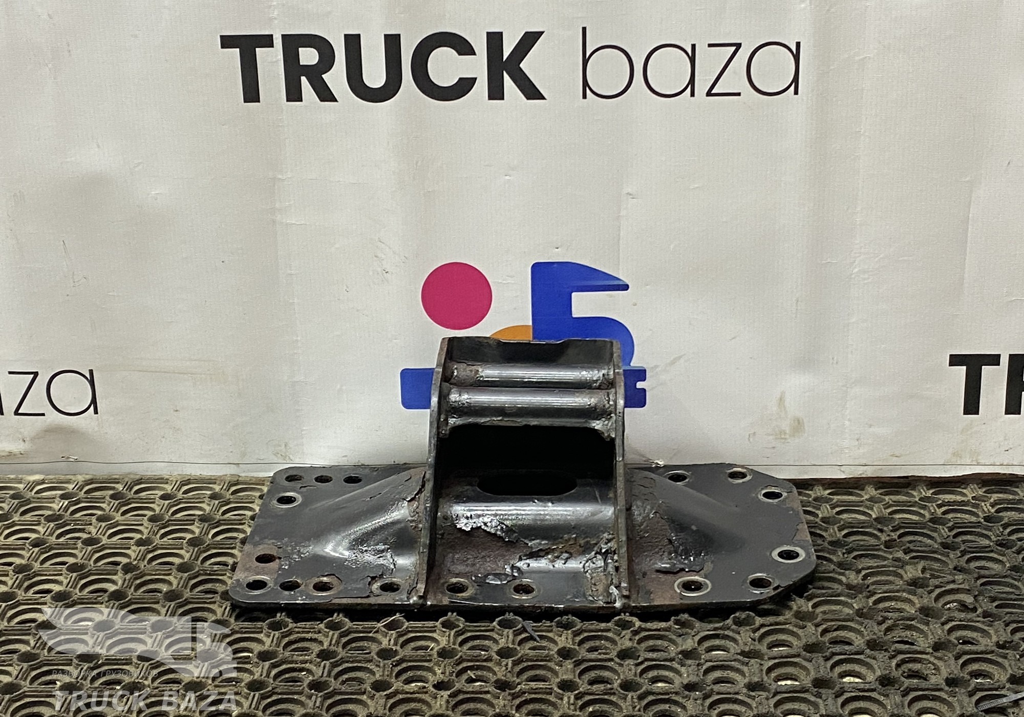 81412055057 Кронштейн траверсы КПП левый