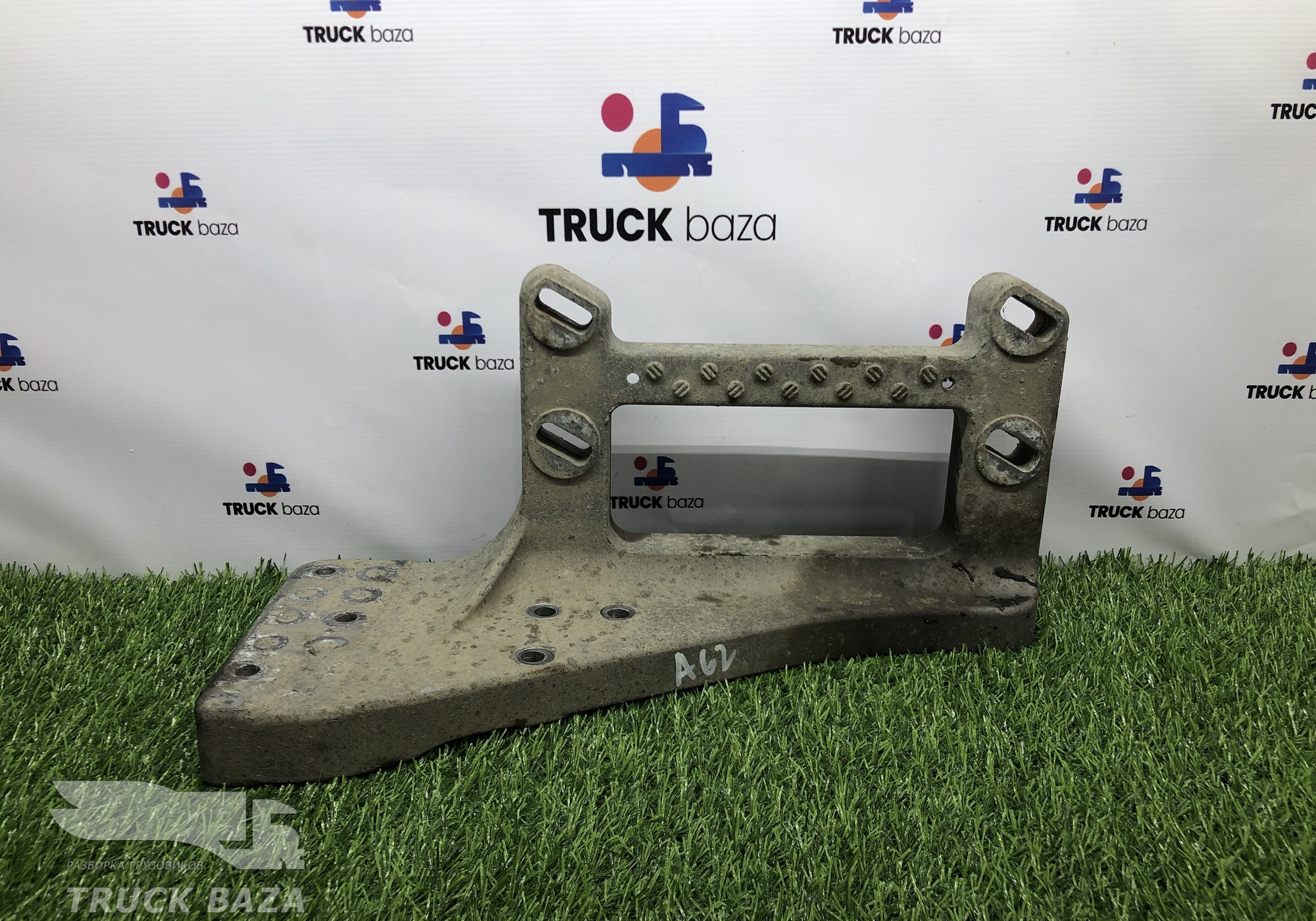 9436662631 Кронштейн корпуса подножки правый