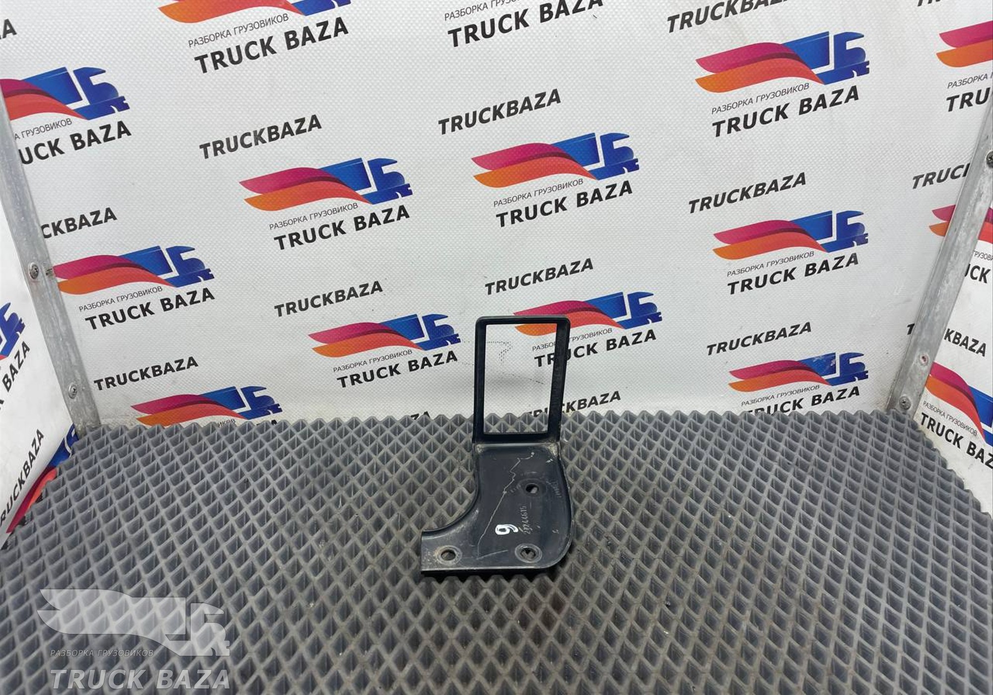 21244615 Кронштейн габарита правого для Volvo FH 4 (с 2012)