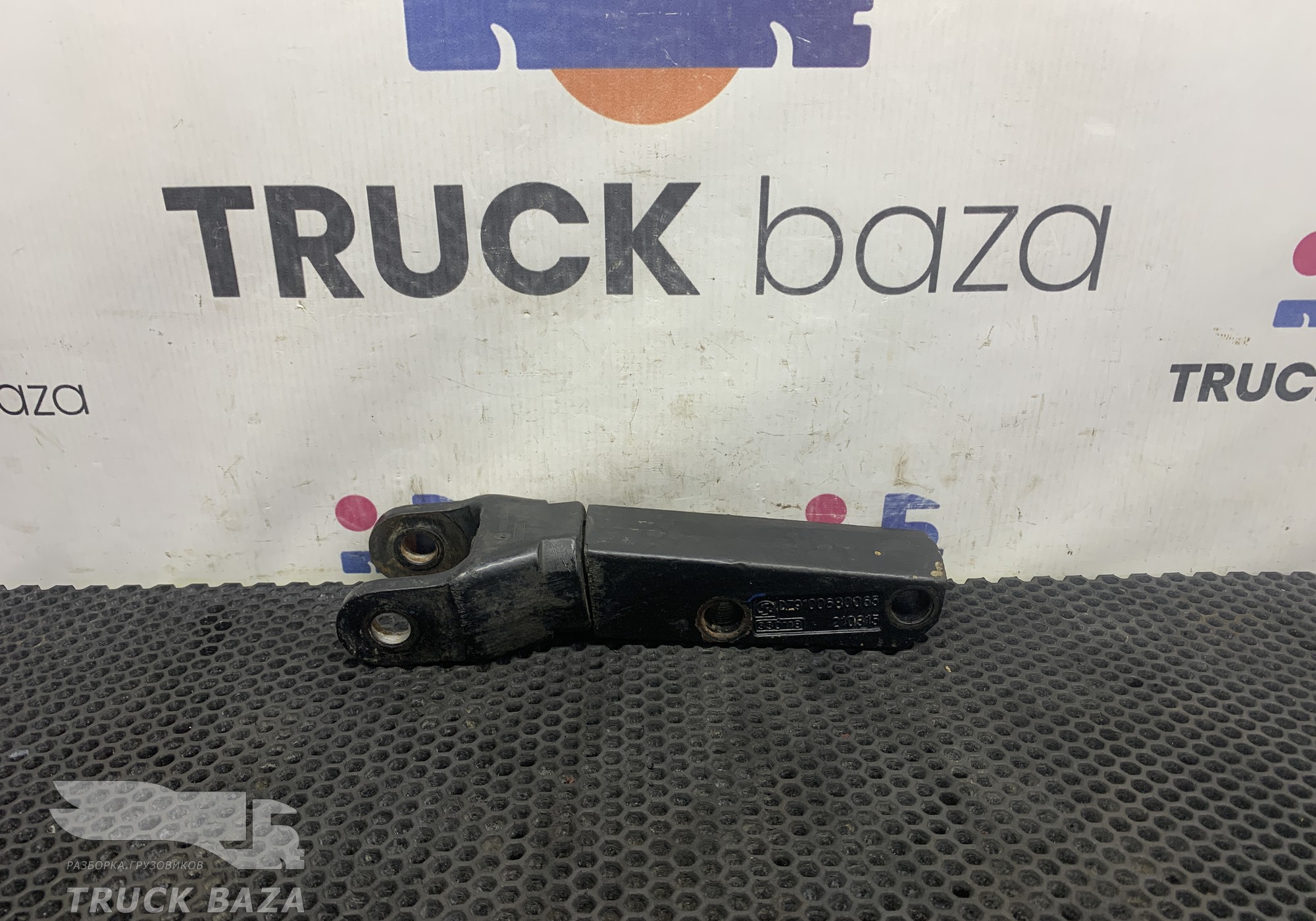 DZ9100680065 Кронштейн амортизатора нижний для Shacman X3000 (с 2014)