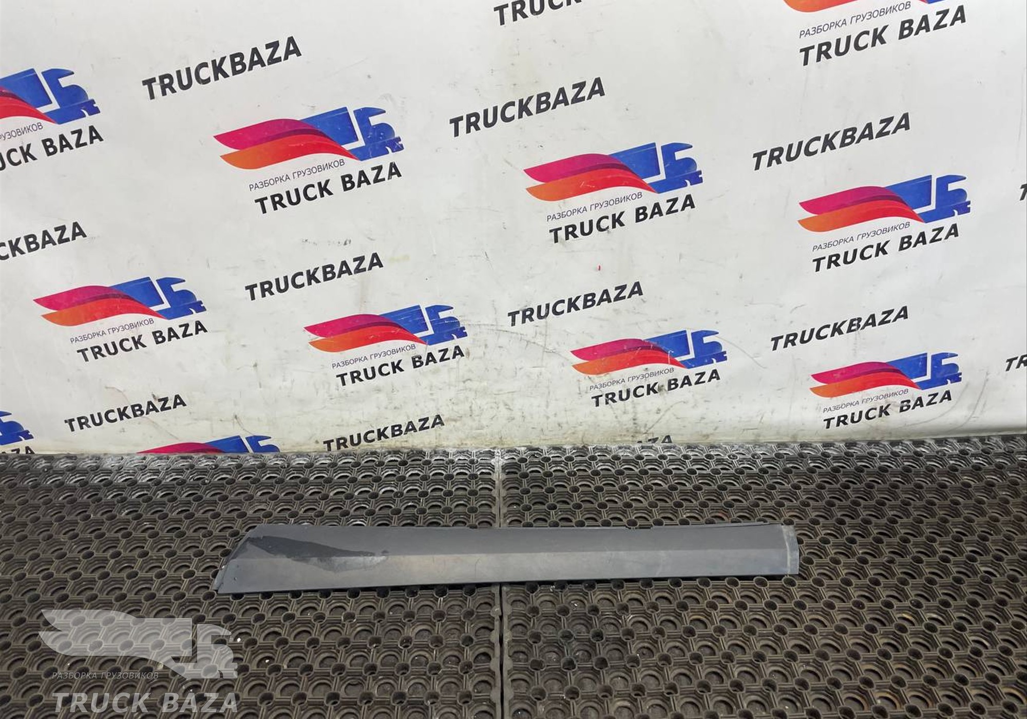 A9606902570 Накладка лобового стекла правая для Mercedes-Benz Actros New Actros MP4 (с 2011)