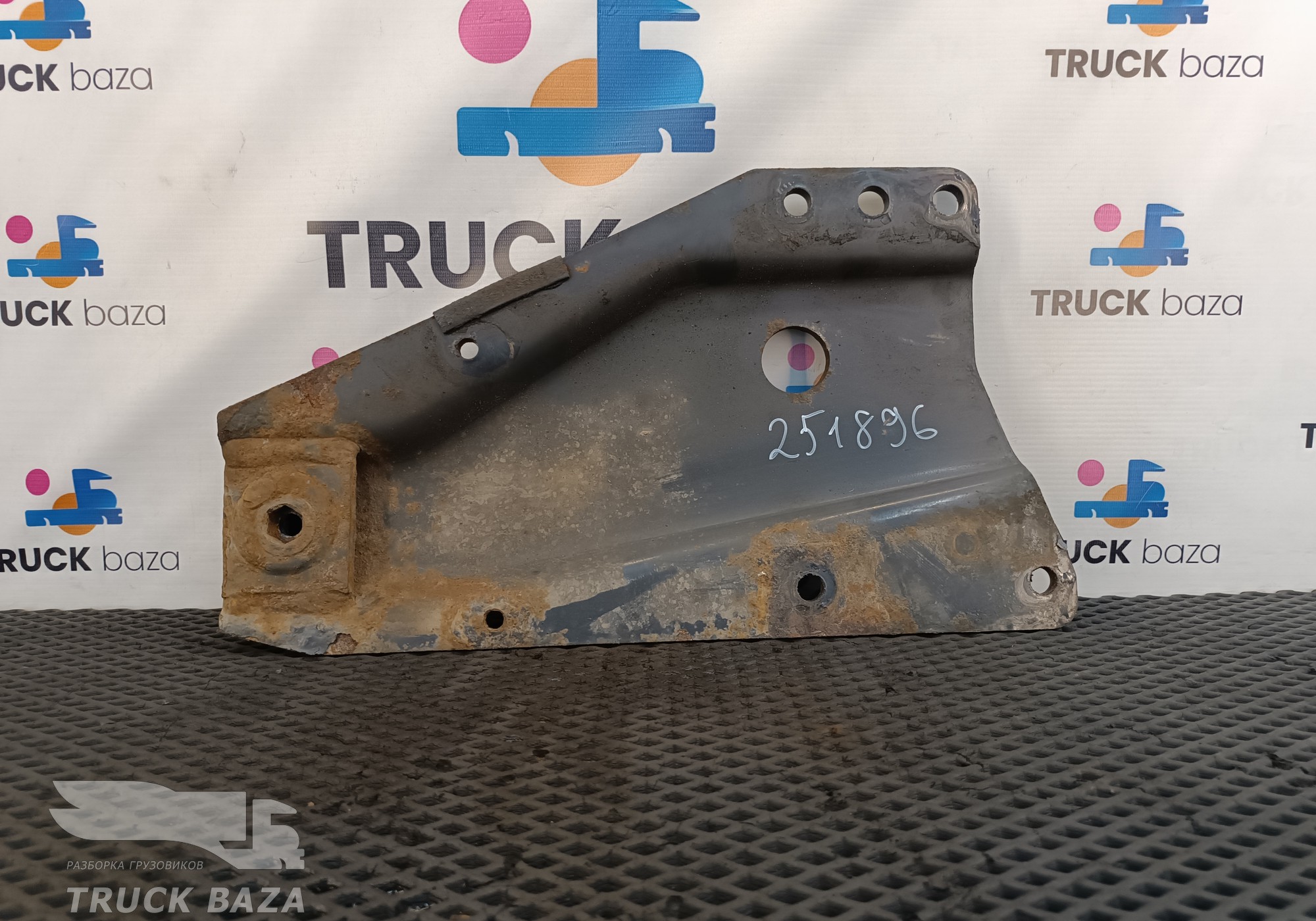 500368551 Кронштейн цилиндра подъема кабины для Iveco Eurotrakker II (с 2005)
