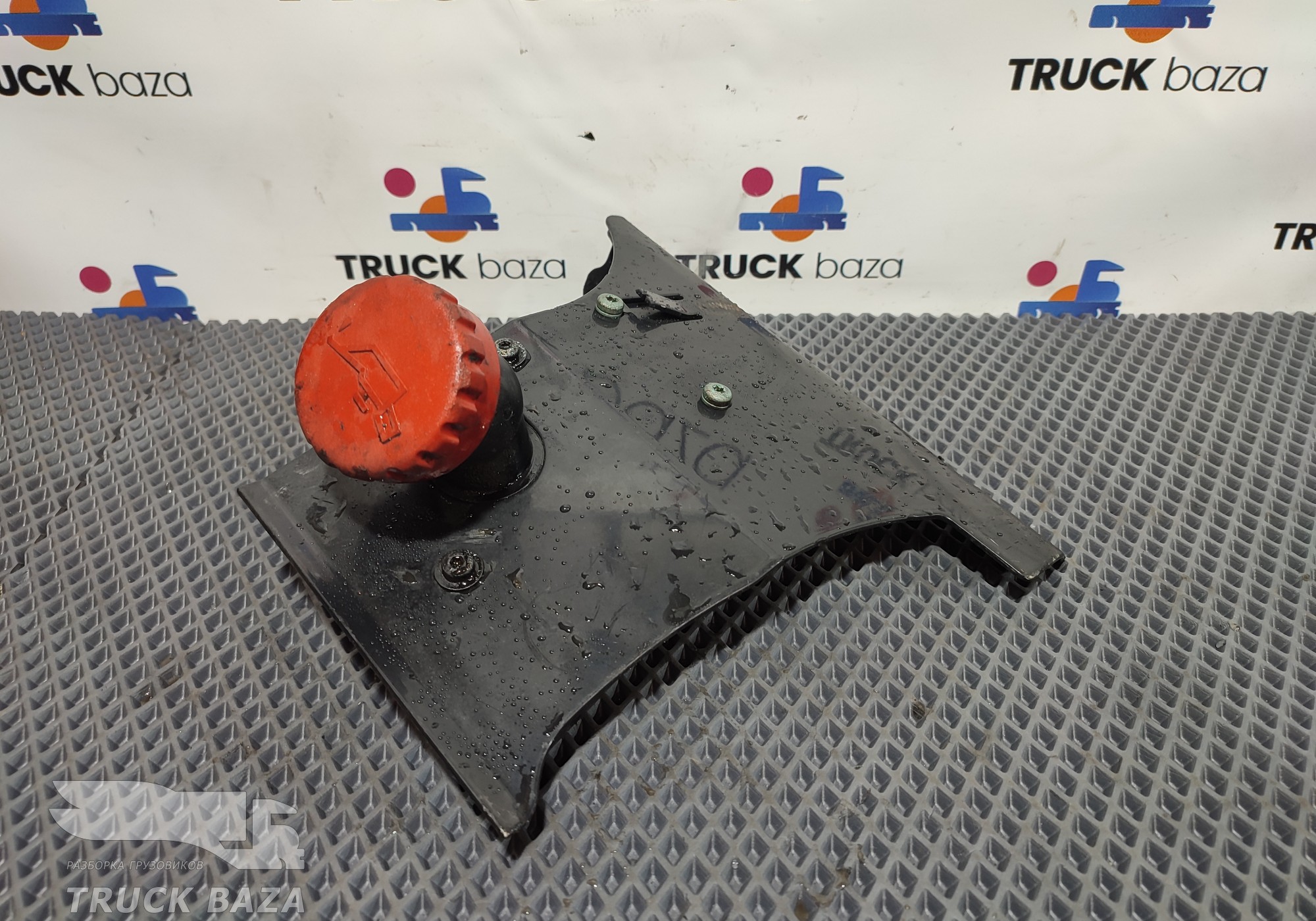 81018100042 Кронштейн маслозаливной горловины для Man TGX II (с 2012)