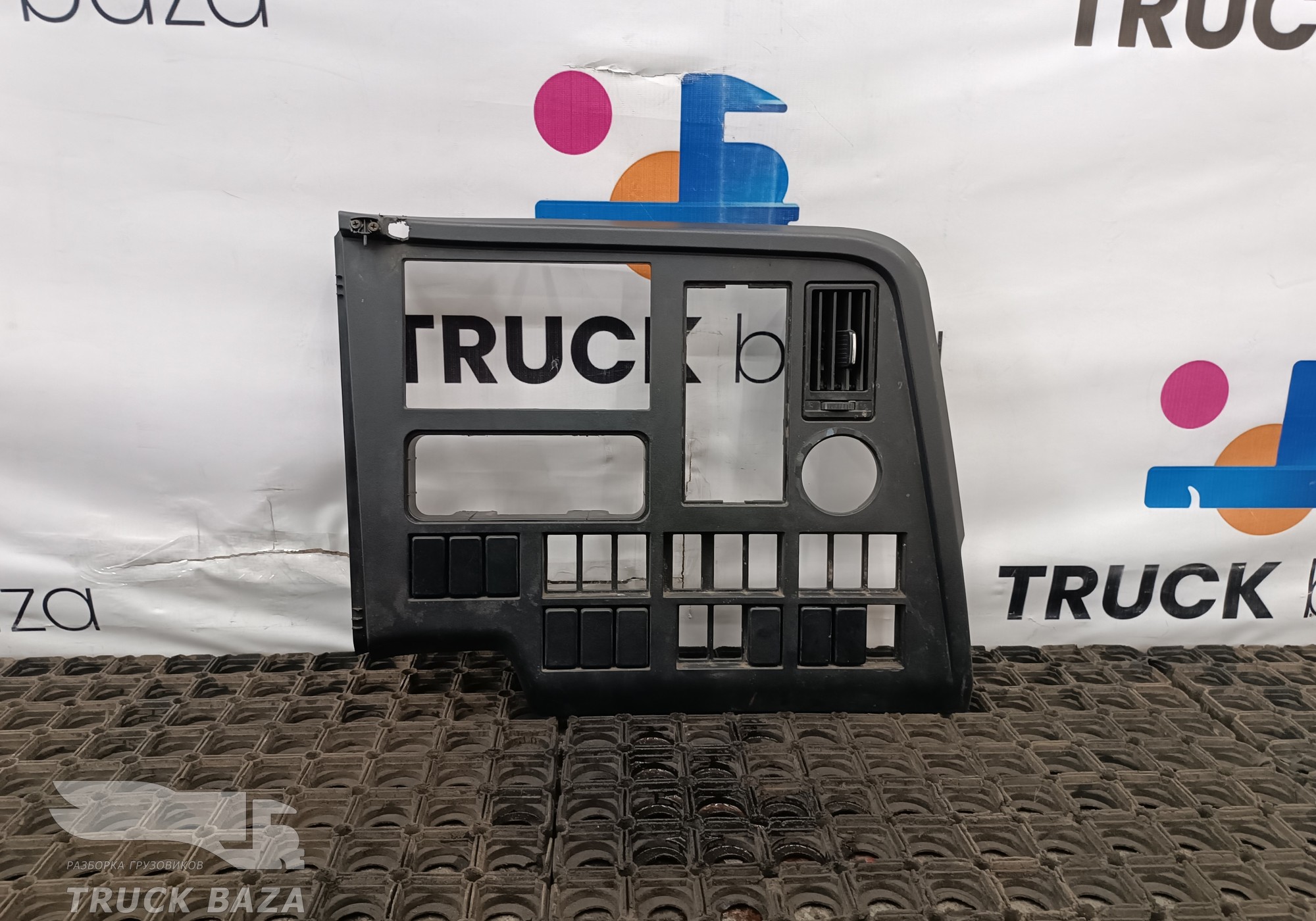 DZ14251160130 Рамка приборной панели правая часть для Shacman X3000 (с 2014)