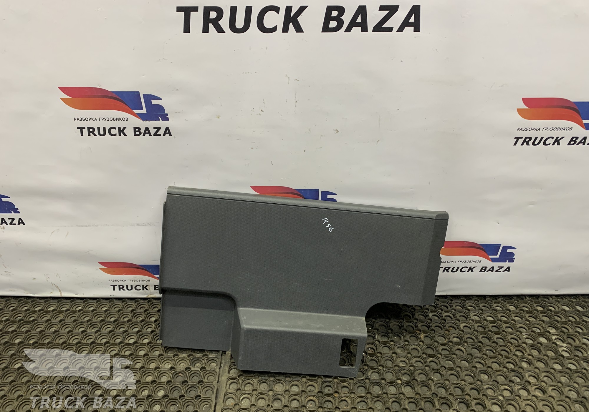 82280828 Накладка инструментального ящика правого для Renault T (с 2013)