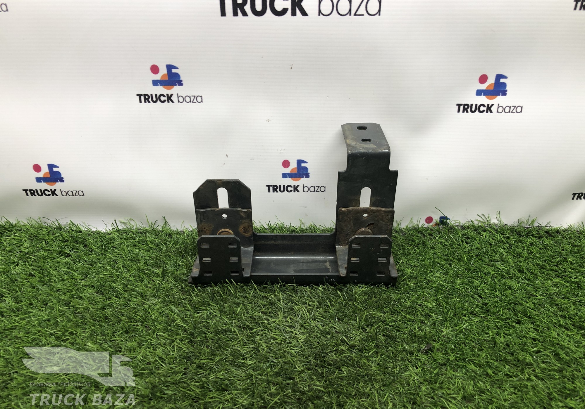 1747536 Кронштейн тормозных трубок