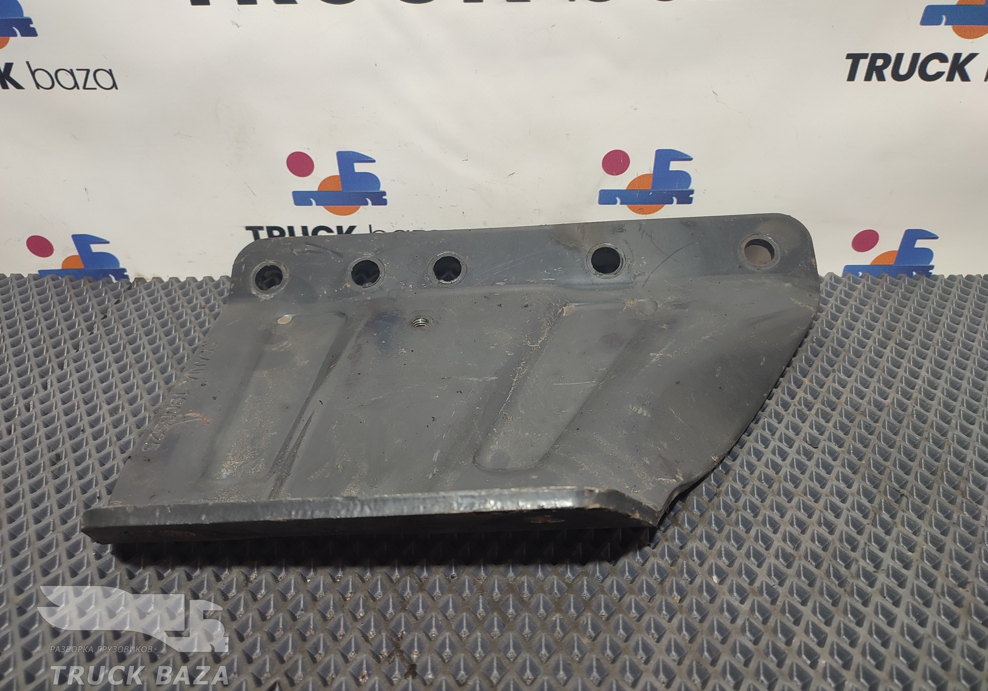 1906525 Кронштейн траверсы передний левый