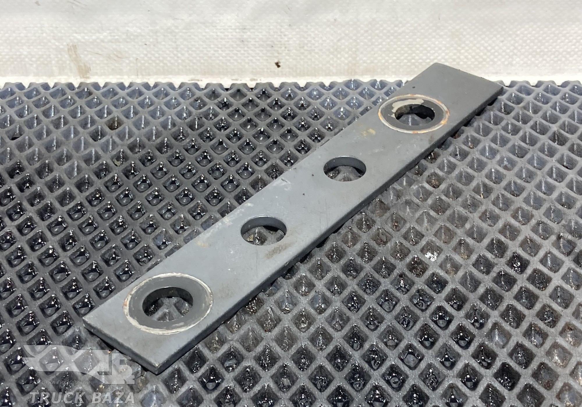 1488927 Дистанционная проставка