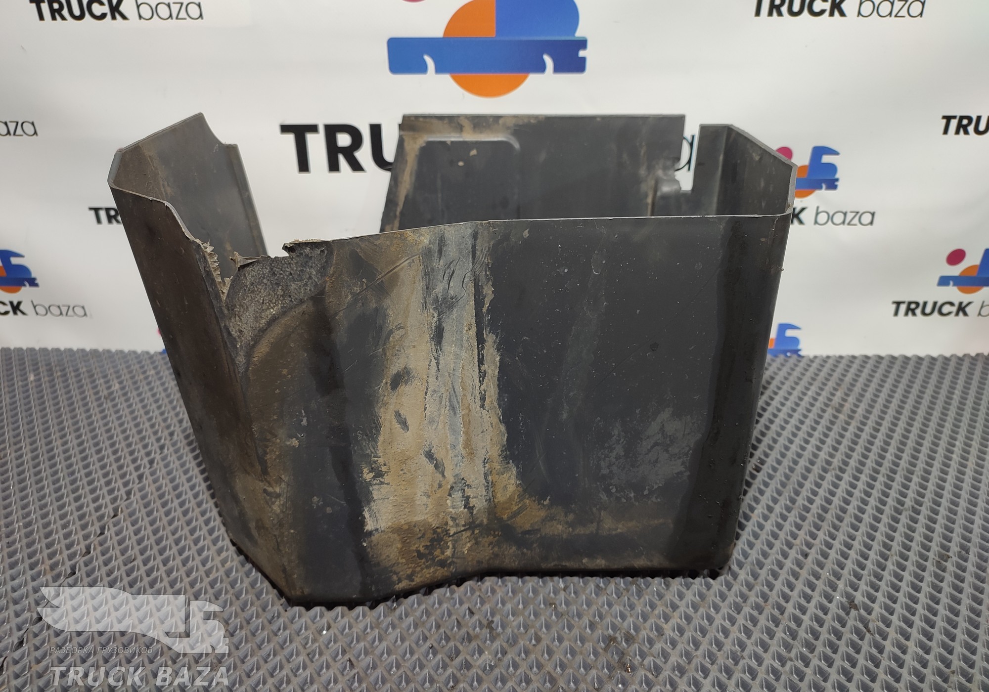 1724871 Крышка отсека клапанов