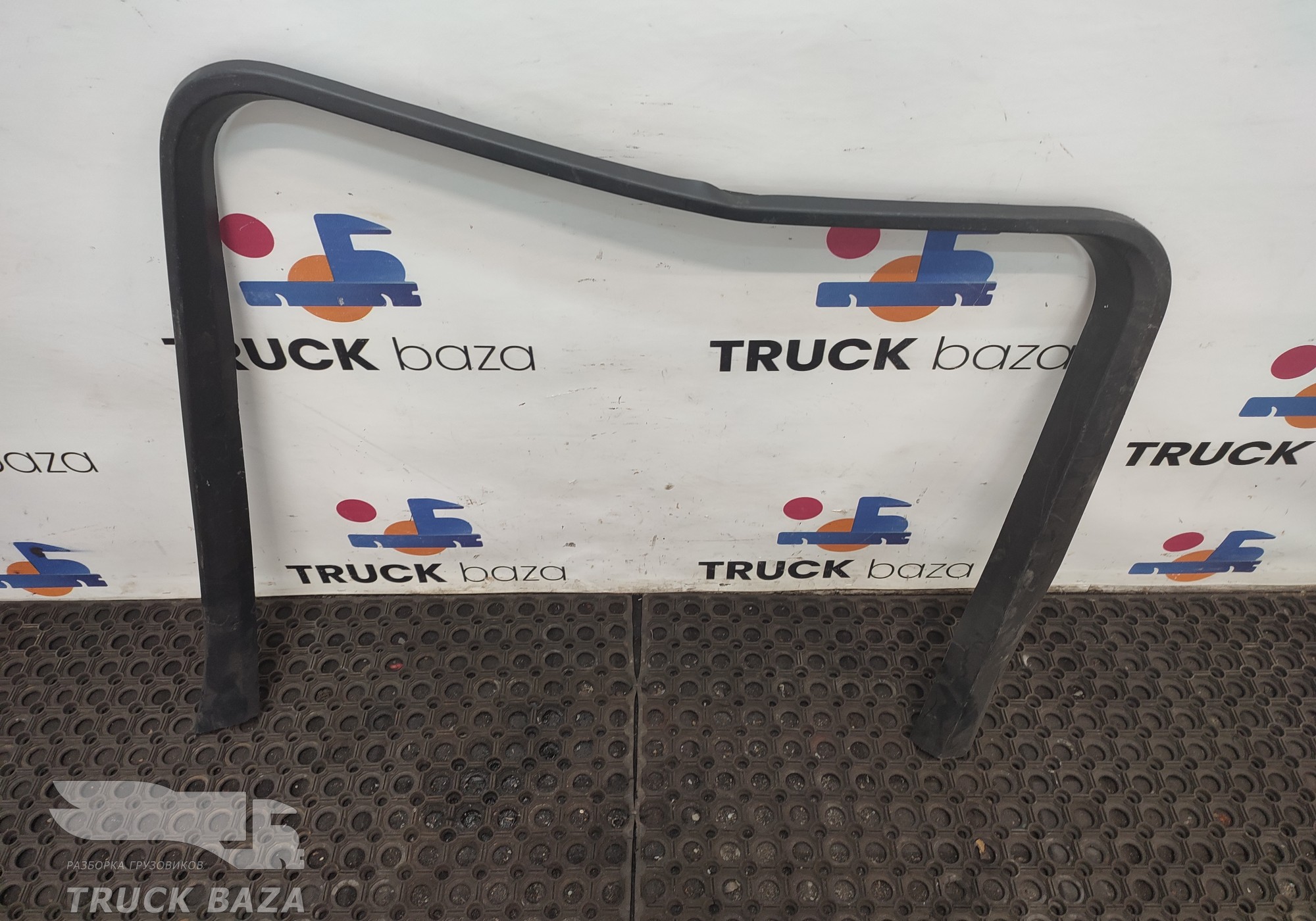 2114834 Рамка двери правой