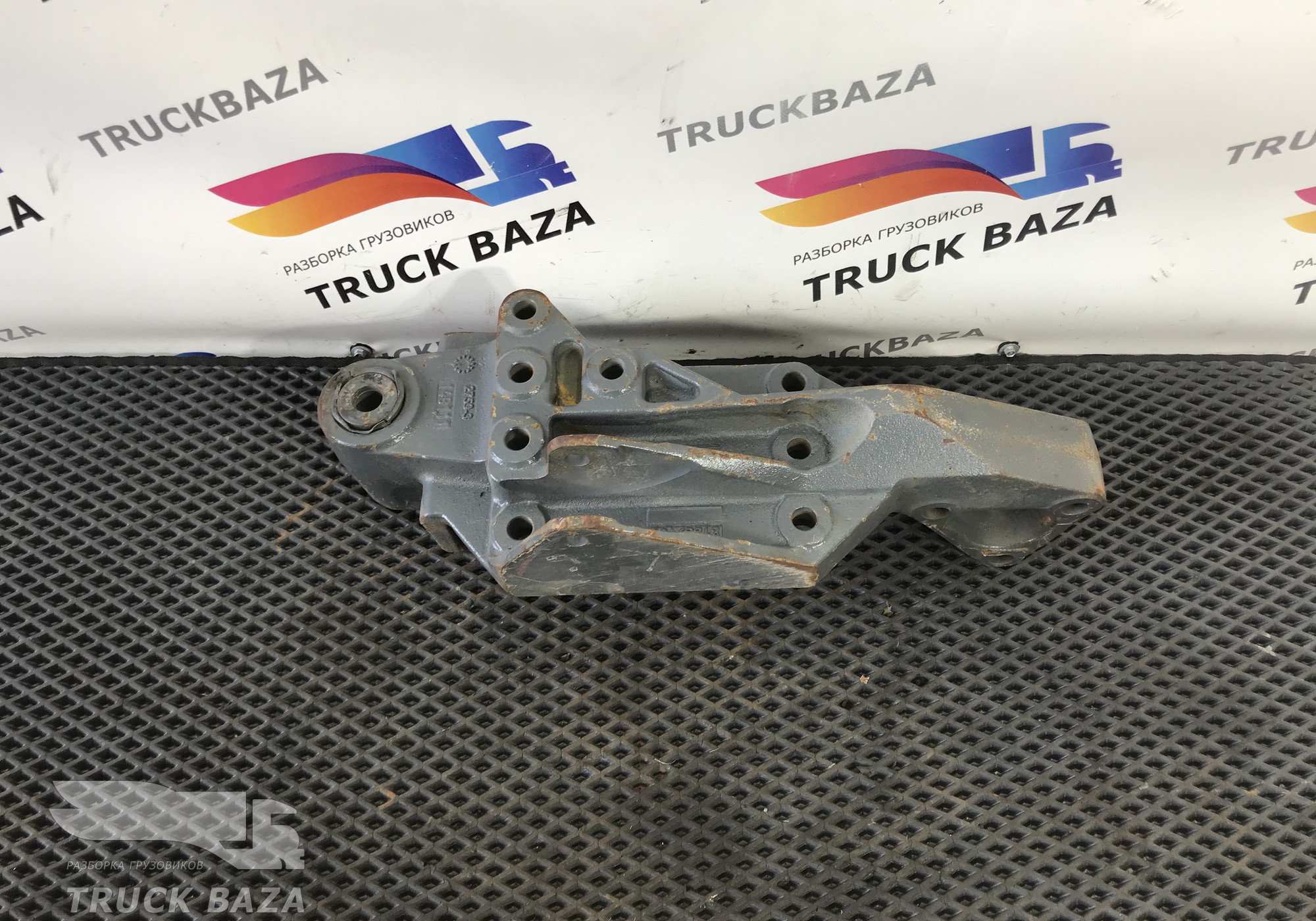 20467743 Кронштейн передней рессоры правый для Volvo