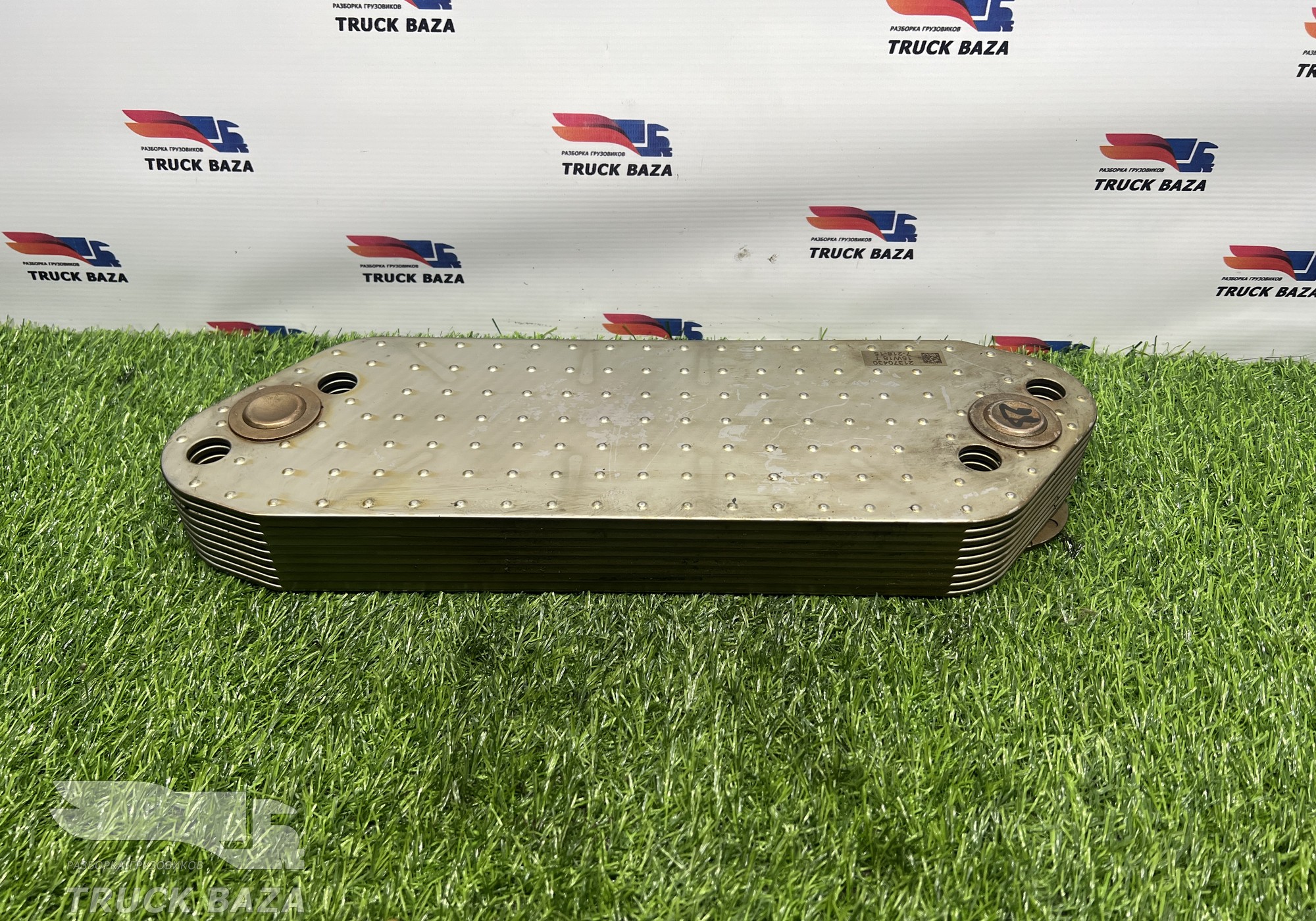 7421370430 Радиатор масляный для Volvo