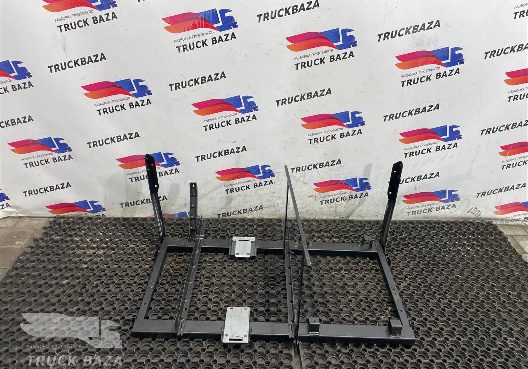 1683977 Кронштейн холодильника для Daf XF105 (с 2005)