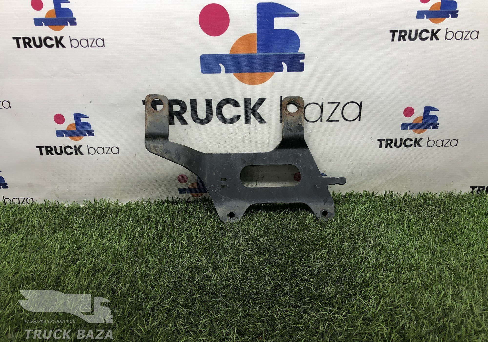 2593373 Кронштейн брызговика левый