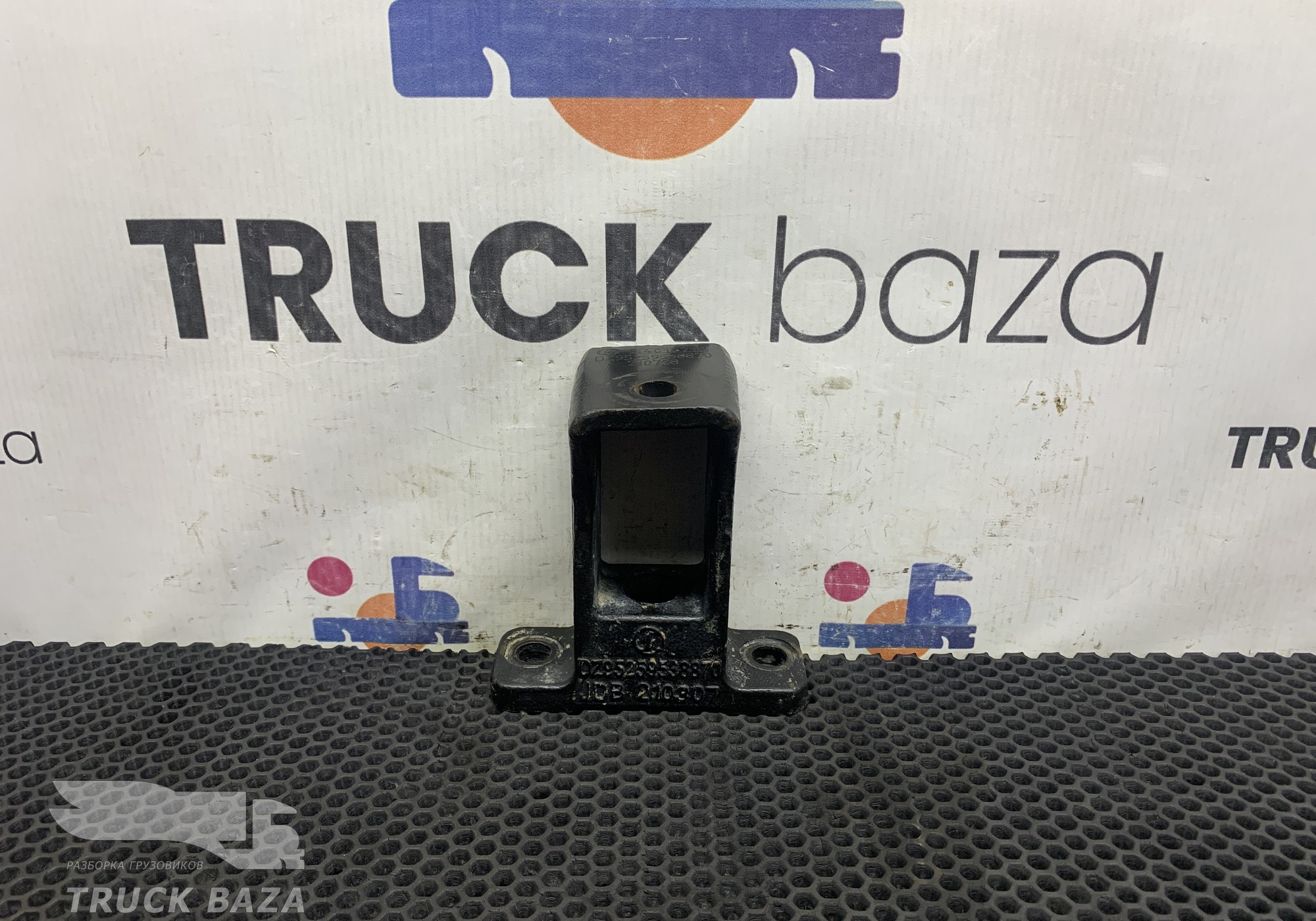 DZ95259538870 Кронштейн радиатора левый для Shacman X3000 (с 2014)
