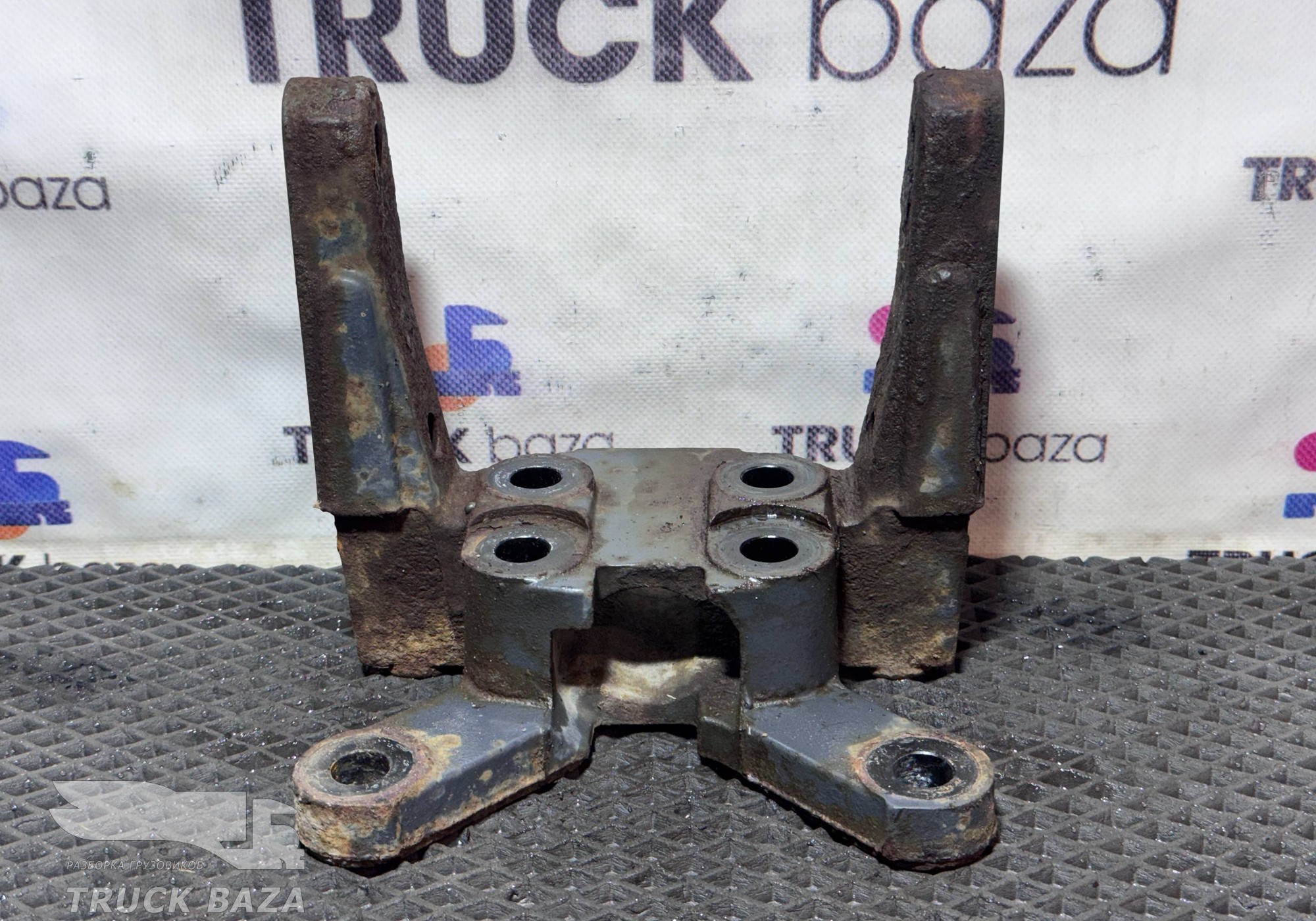 1309419 Кронштейн буксировочный