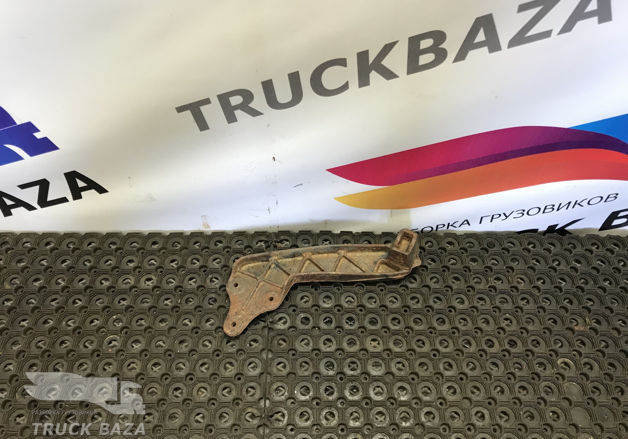 9406661131 Кронштейн подножки левый для Mercedes-Benz Axor I (с 2001 по 2004)
