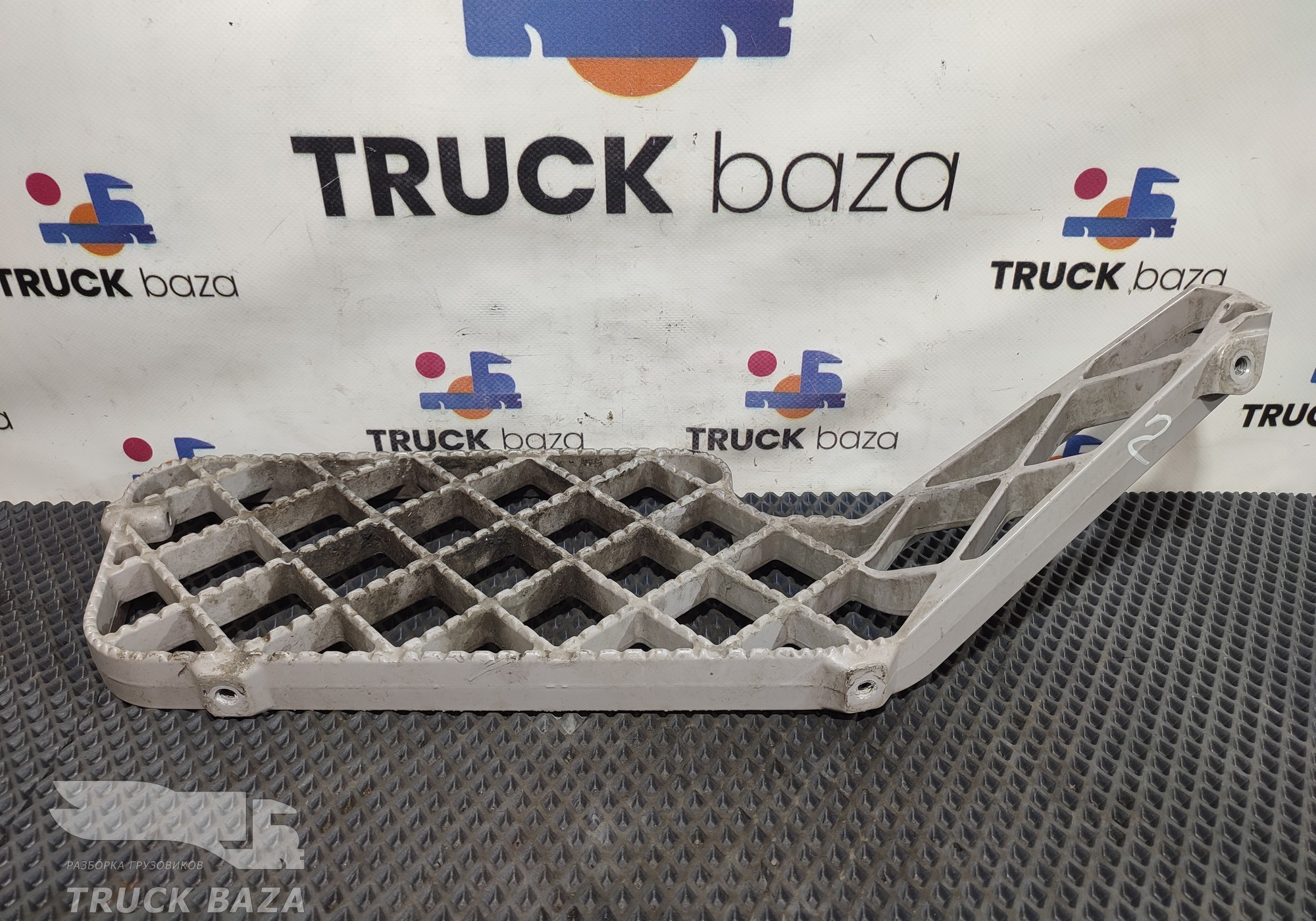 1535040 Подножка левая