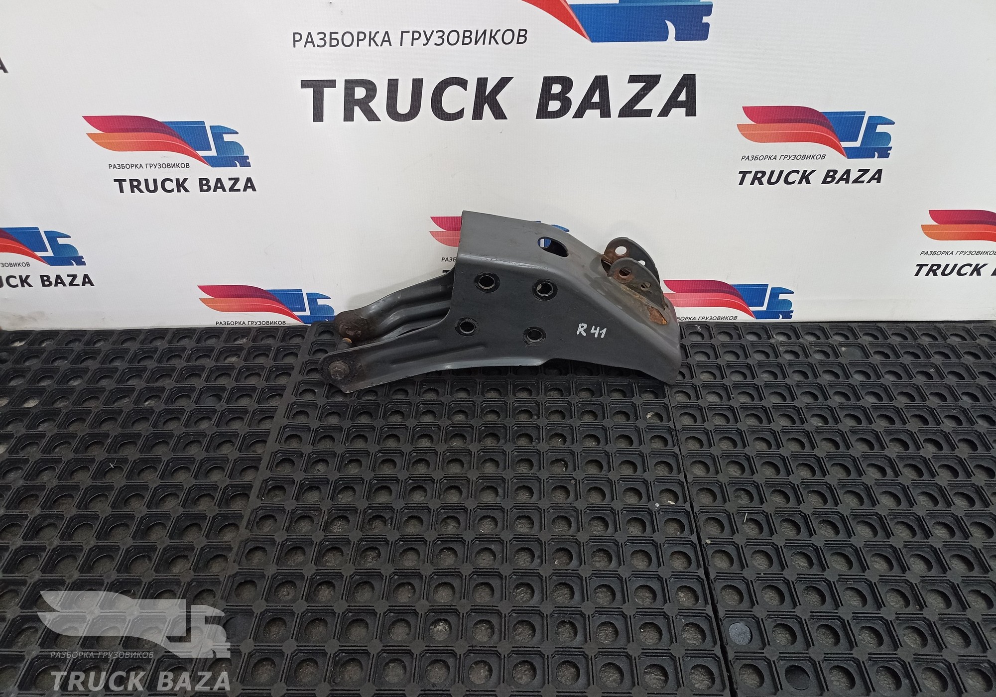 7421172132 Кронштейн замка кабины левый для Volvo FM III (с 2013)