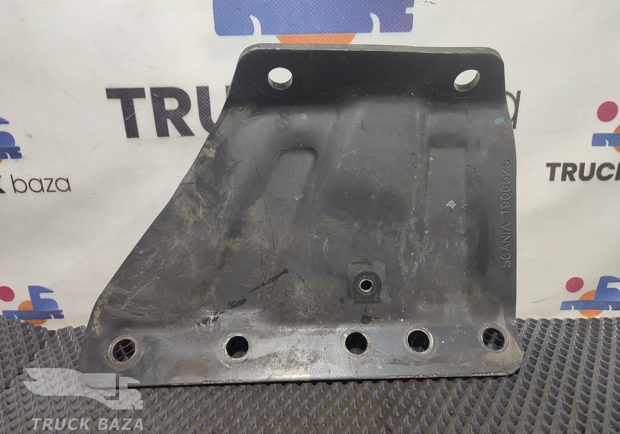 1906525 Кронштейн траверсы передний левый