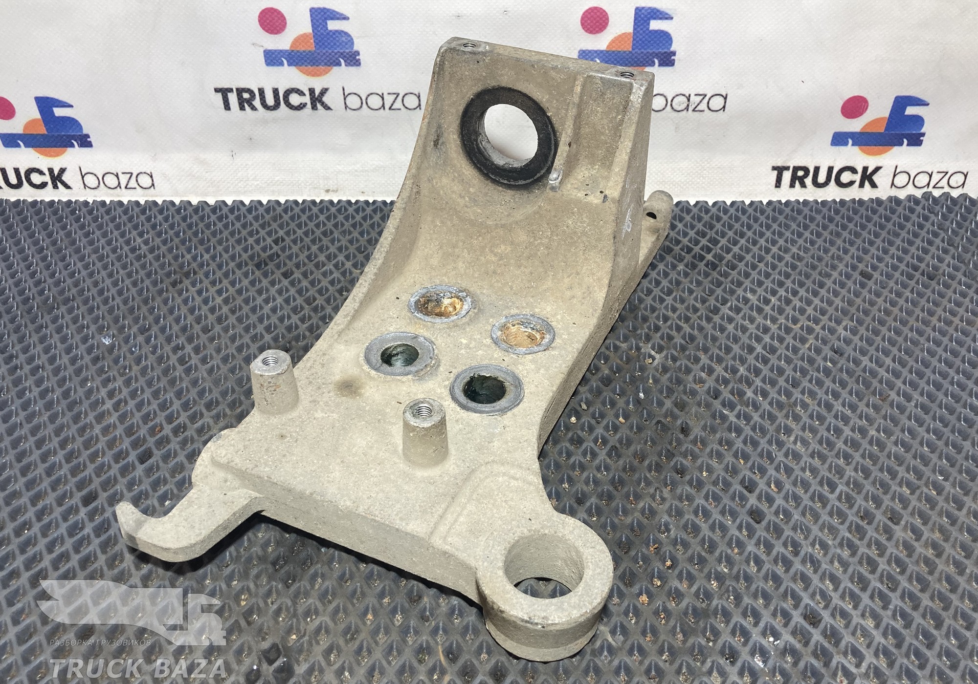 1735002 Кронштейн переднего бампера левый для Daf XF105 (с 2005)