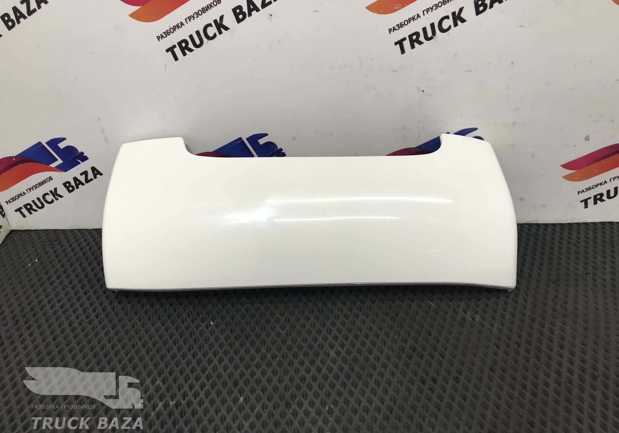 81624100089 Дефлектор кабины левый