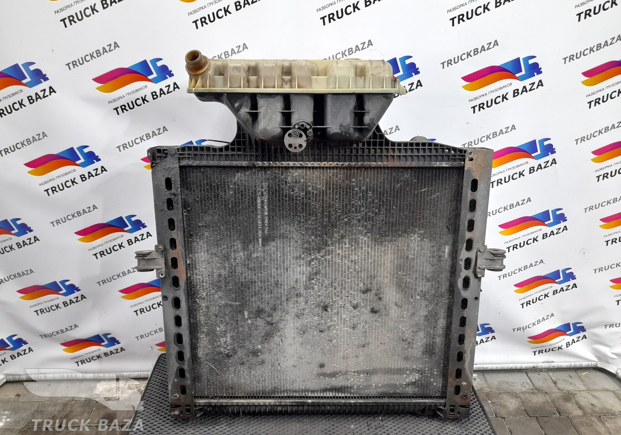 Ман тгс радиатор. Система охлаждения ман ТГС 28 400. Шторка радиатора на man TGS