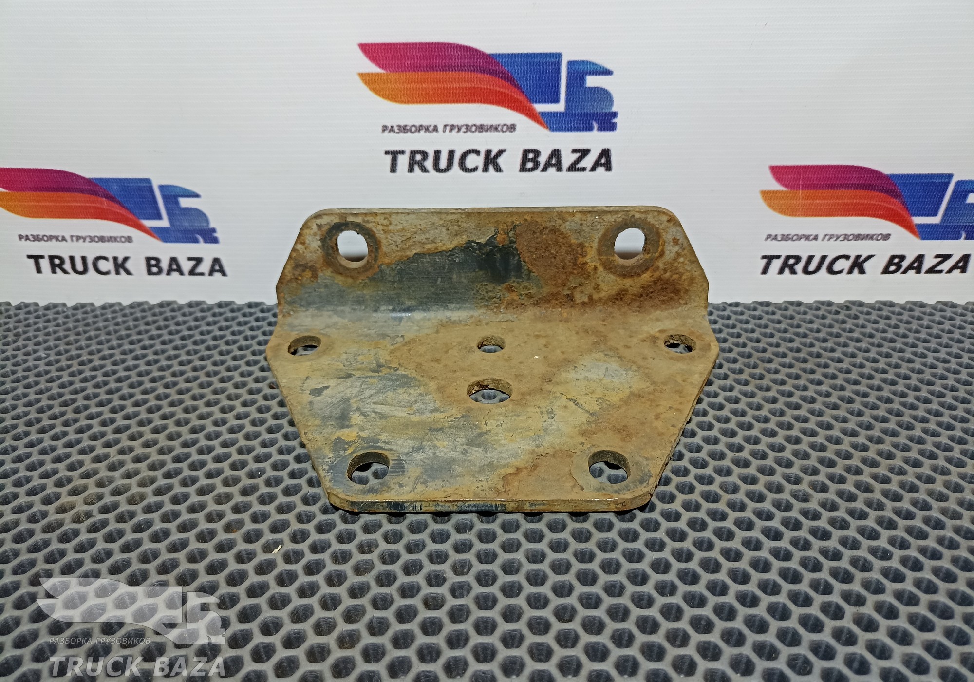 8130098 Кронштейн рессоры передней для Iveco
