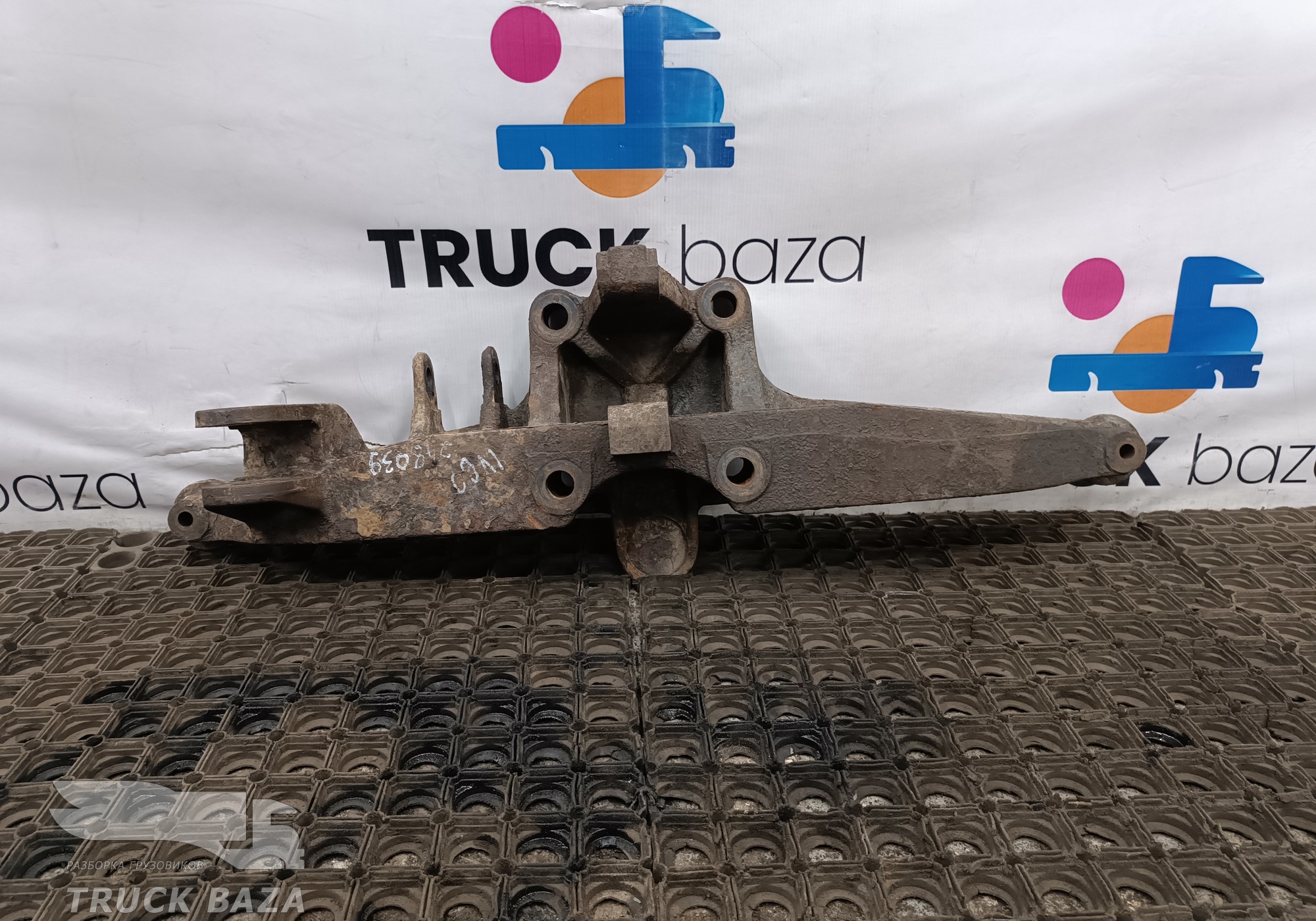 41030414 Кронштейн пневморессоры задний правый для Iveco Stralis II Hi-Way (с 2012)