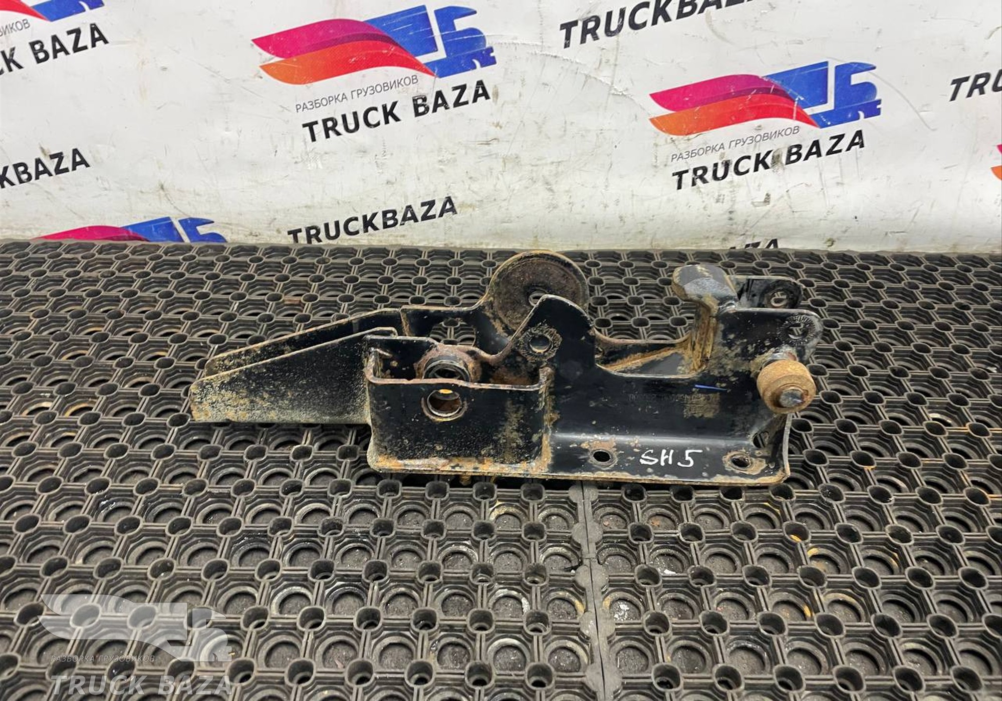 DZ14251430030 Кронштейн торсиона кабины правый для Shacman X3000 (с 2014)