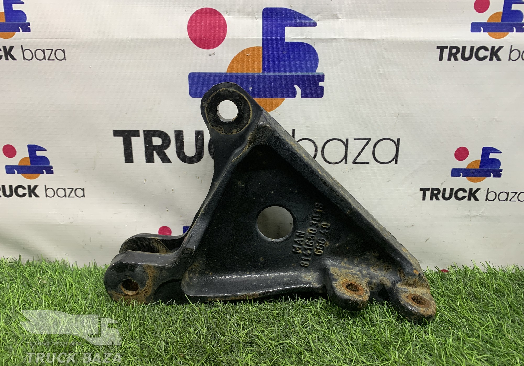 81416503018 Кронштейн усилителя бампера правый