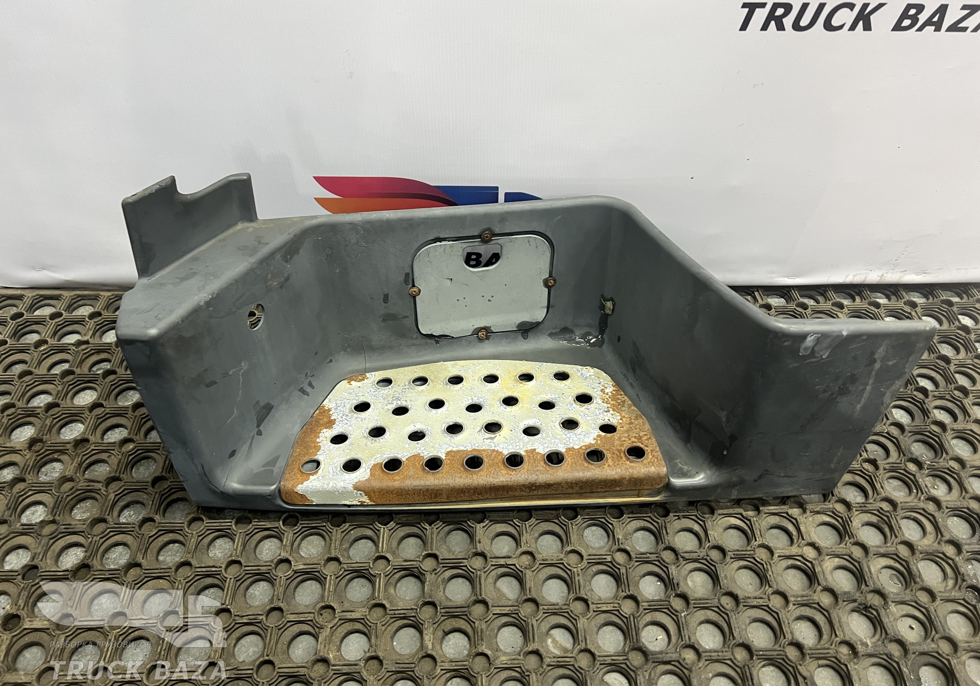 81615100643 Корпус подножки левой