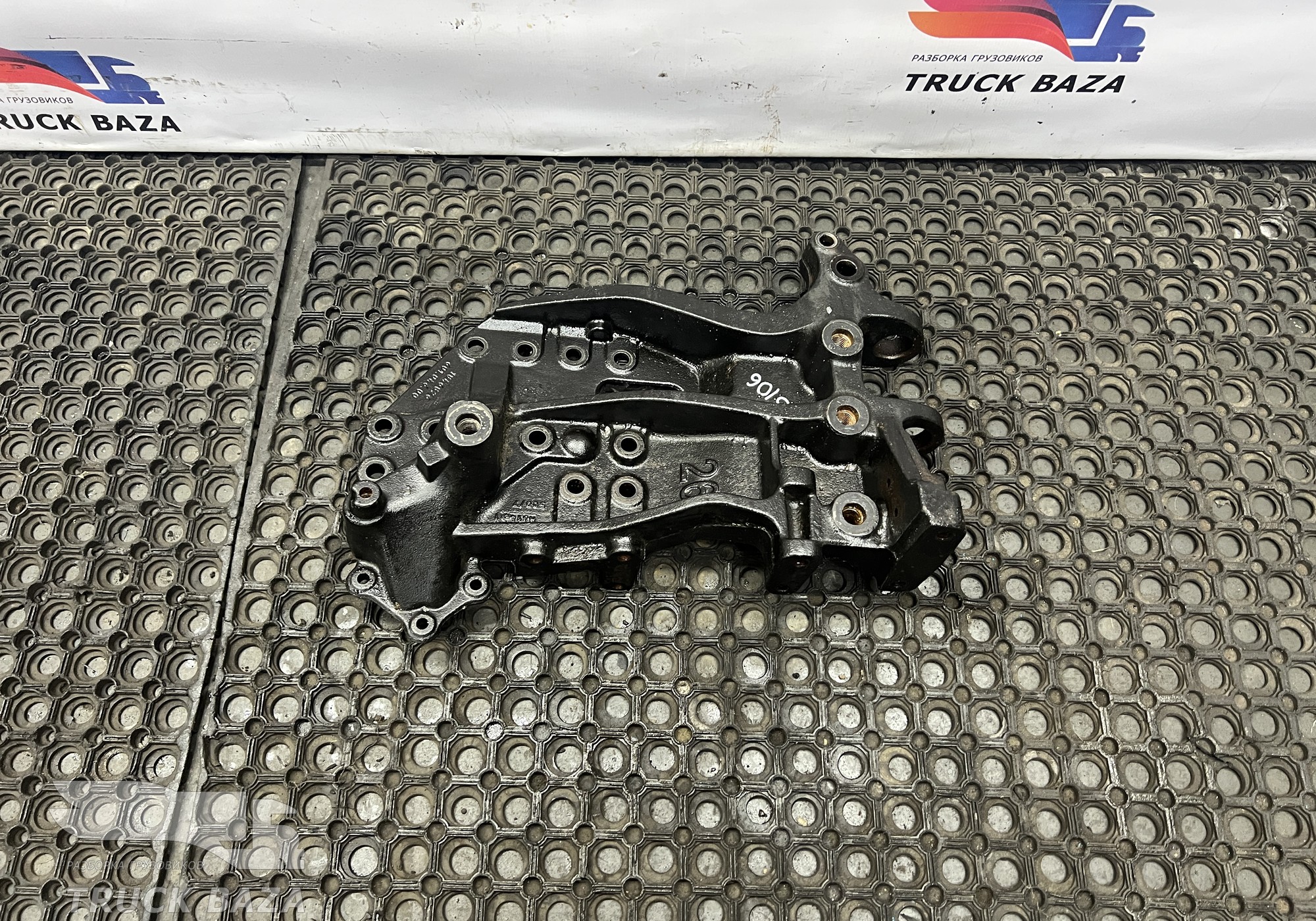 1846826 Кронштейн переднего бампера левый