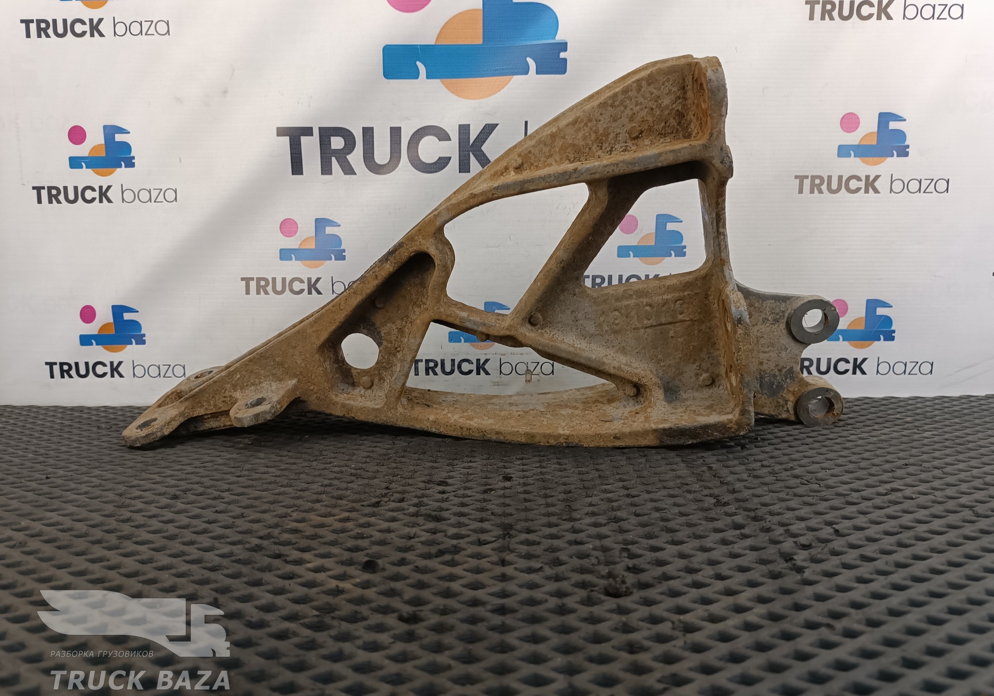 WG9725936463 Кронштейн крепления переднего отбойника левый для Sinotruk Howo HW76