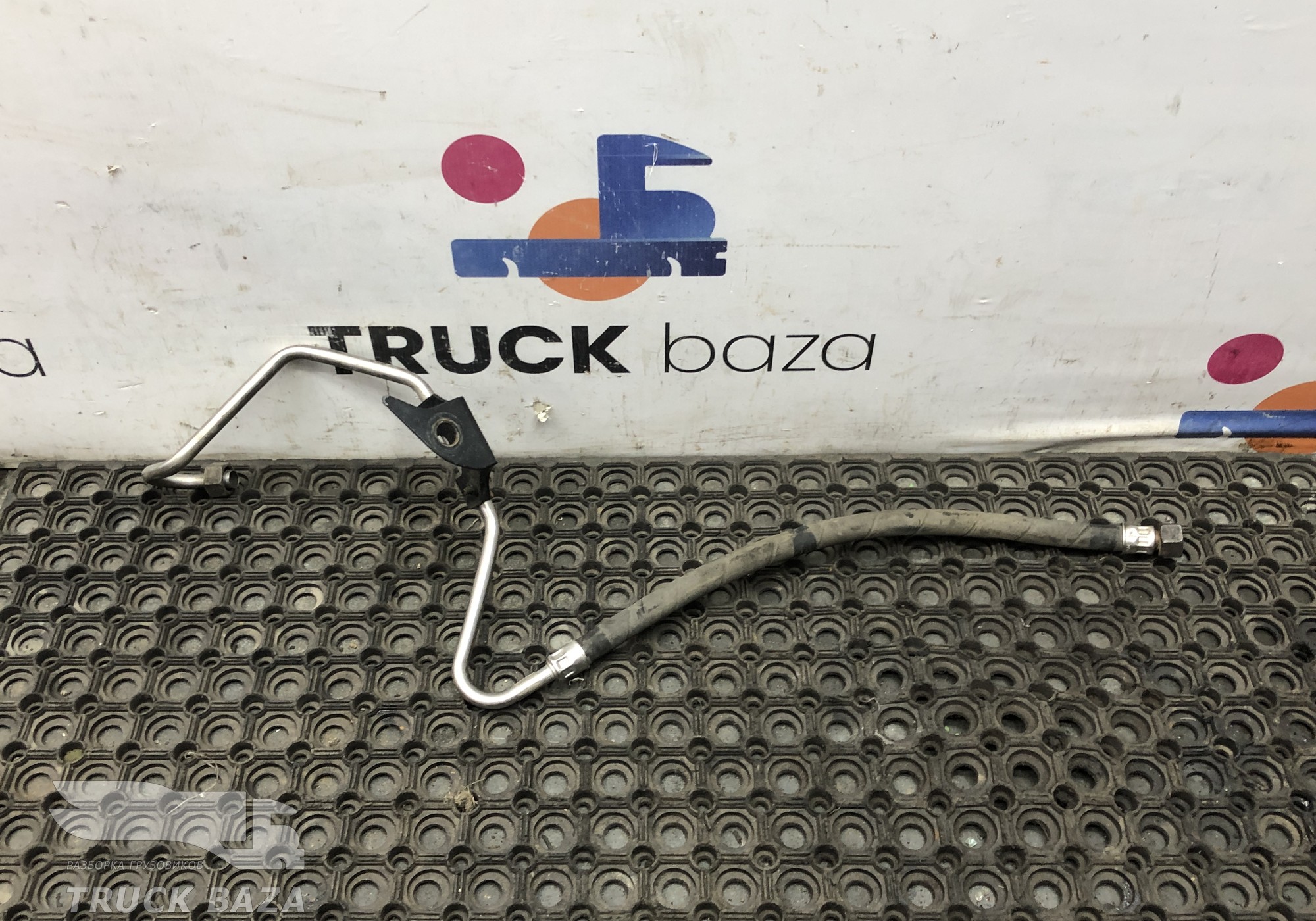 81512010416 Шланг тормозной передний правый