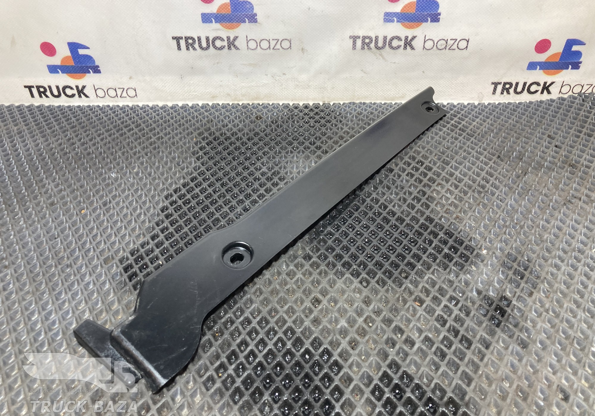 81624100178 Обшивка стойки лобового стекла правая