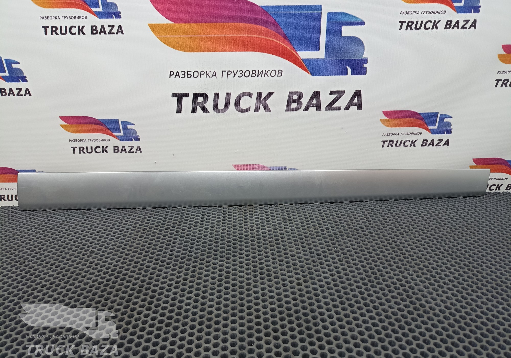 81617105012 Накладка на торпедо правая для Man TGX