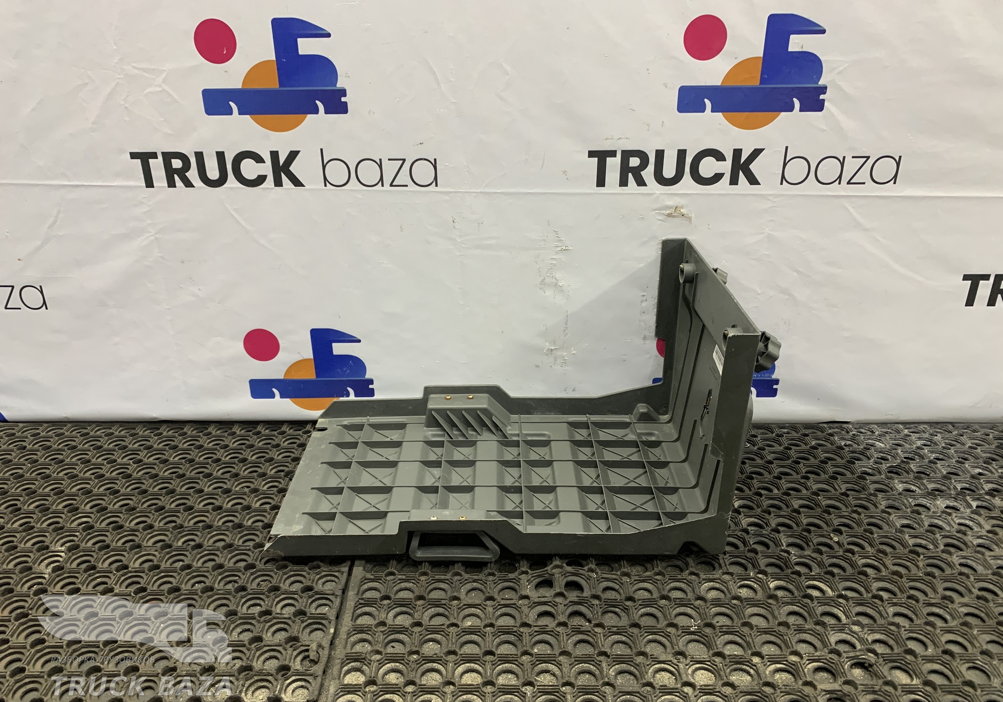 YZ900076000014 Крышка ящика АКБ для Sinotruk Sitrak C7H