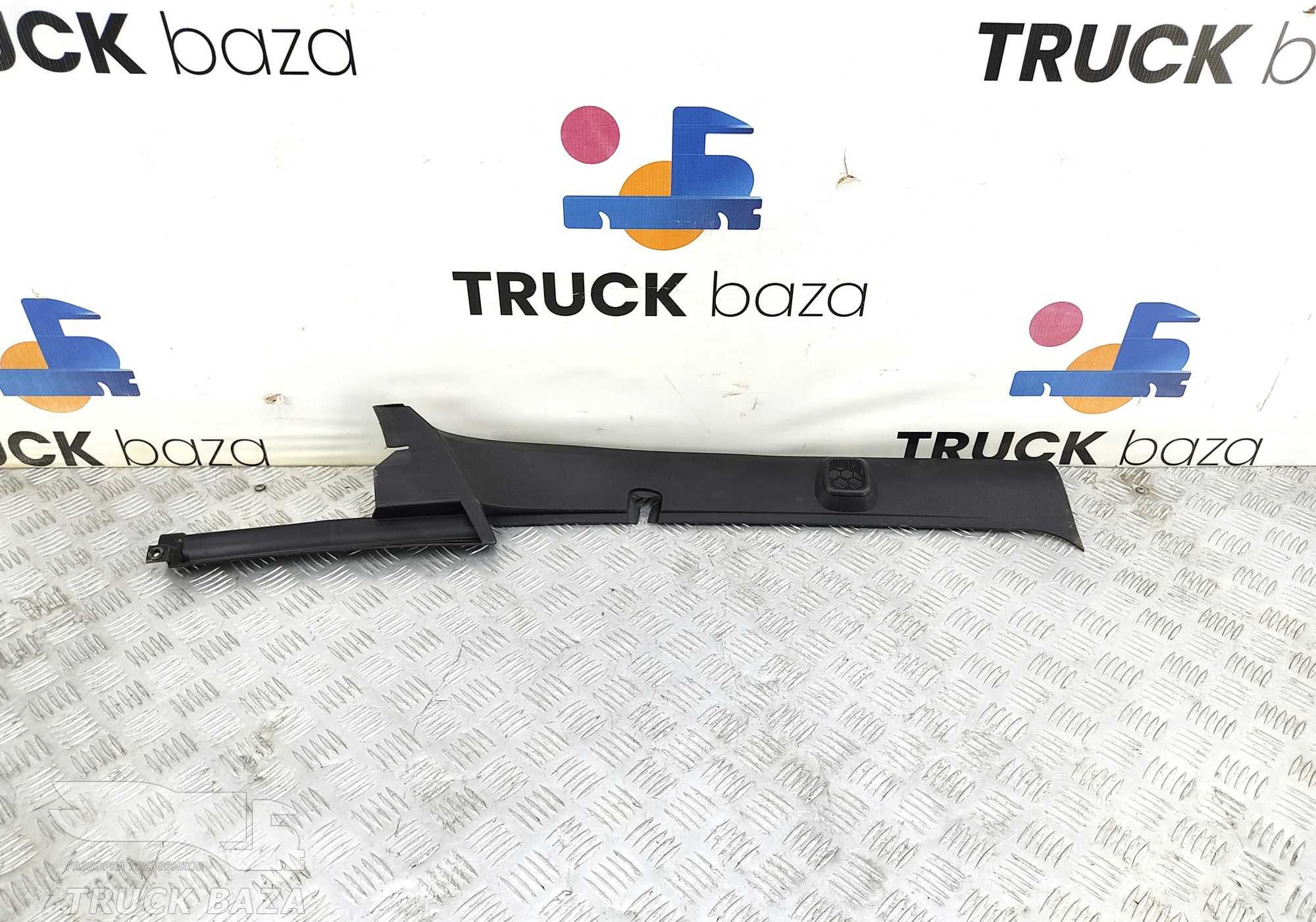 81624306006 Накладка стойки правой