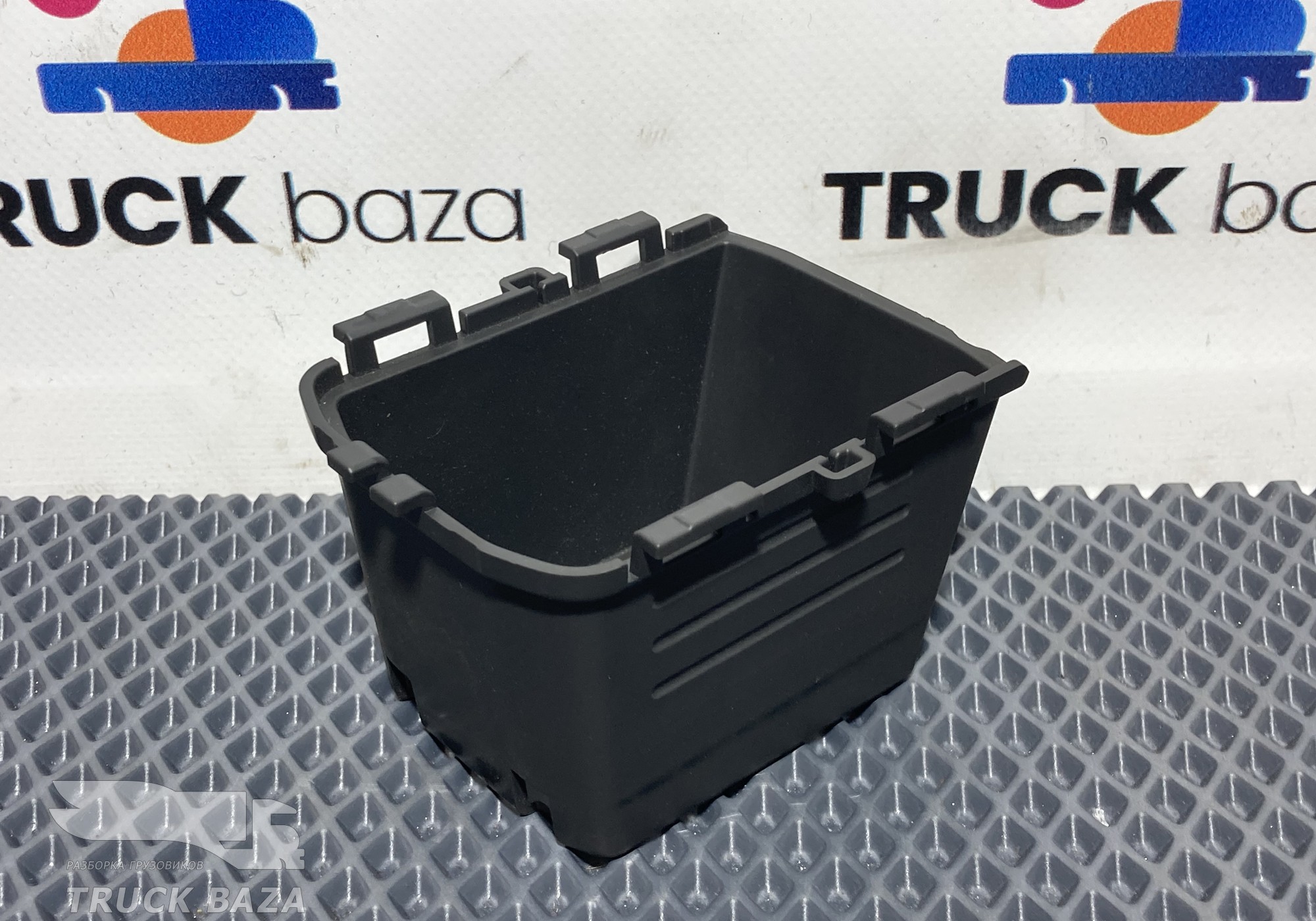 2084659 Ниша центральной панели для Scania