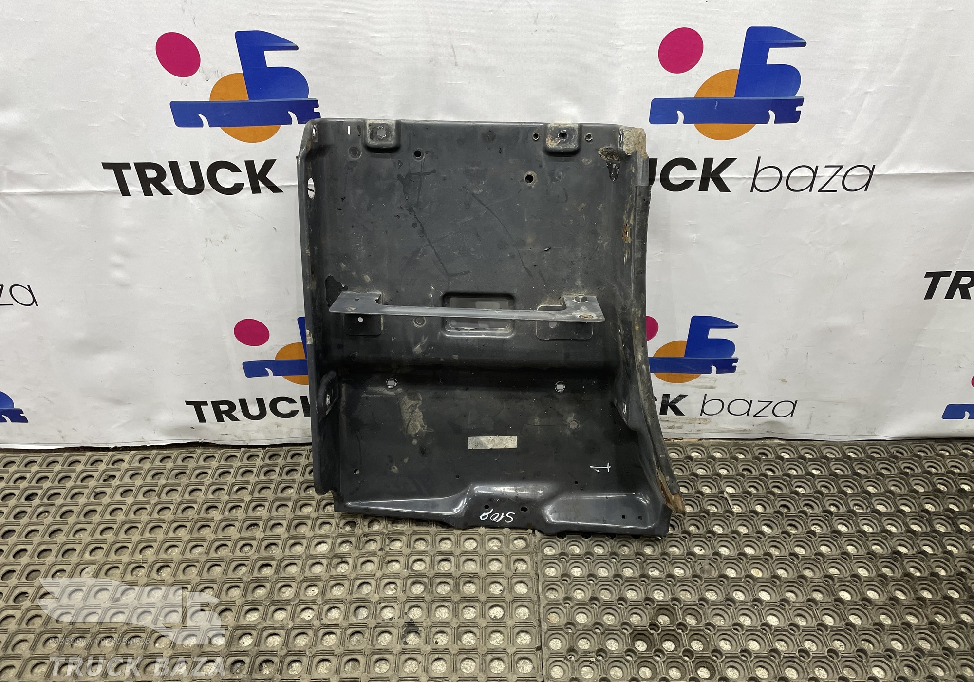 1854228 Корпус подножек правый