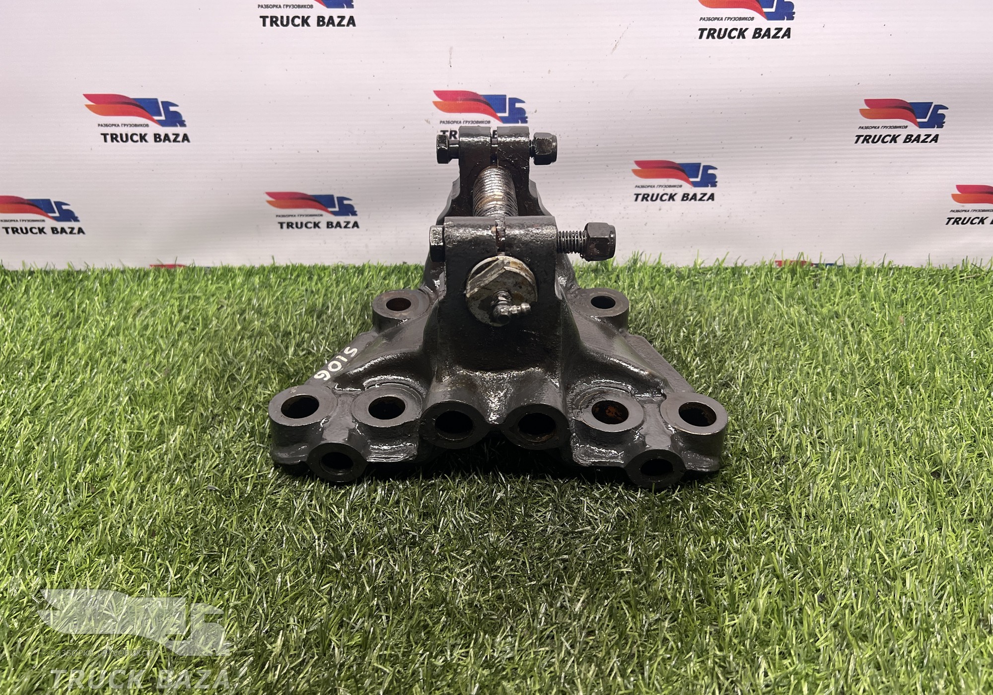 1785814 Кронштейн передней рессоры левый