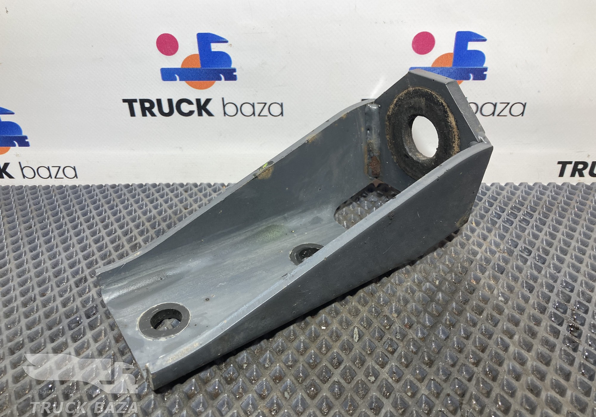 1437841 Кронштейн амортизатора переднего верхний