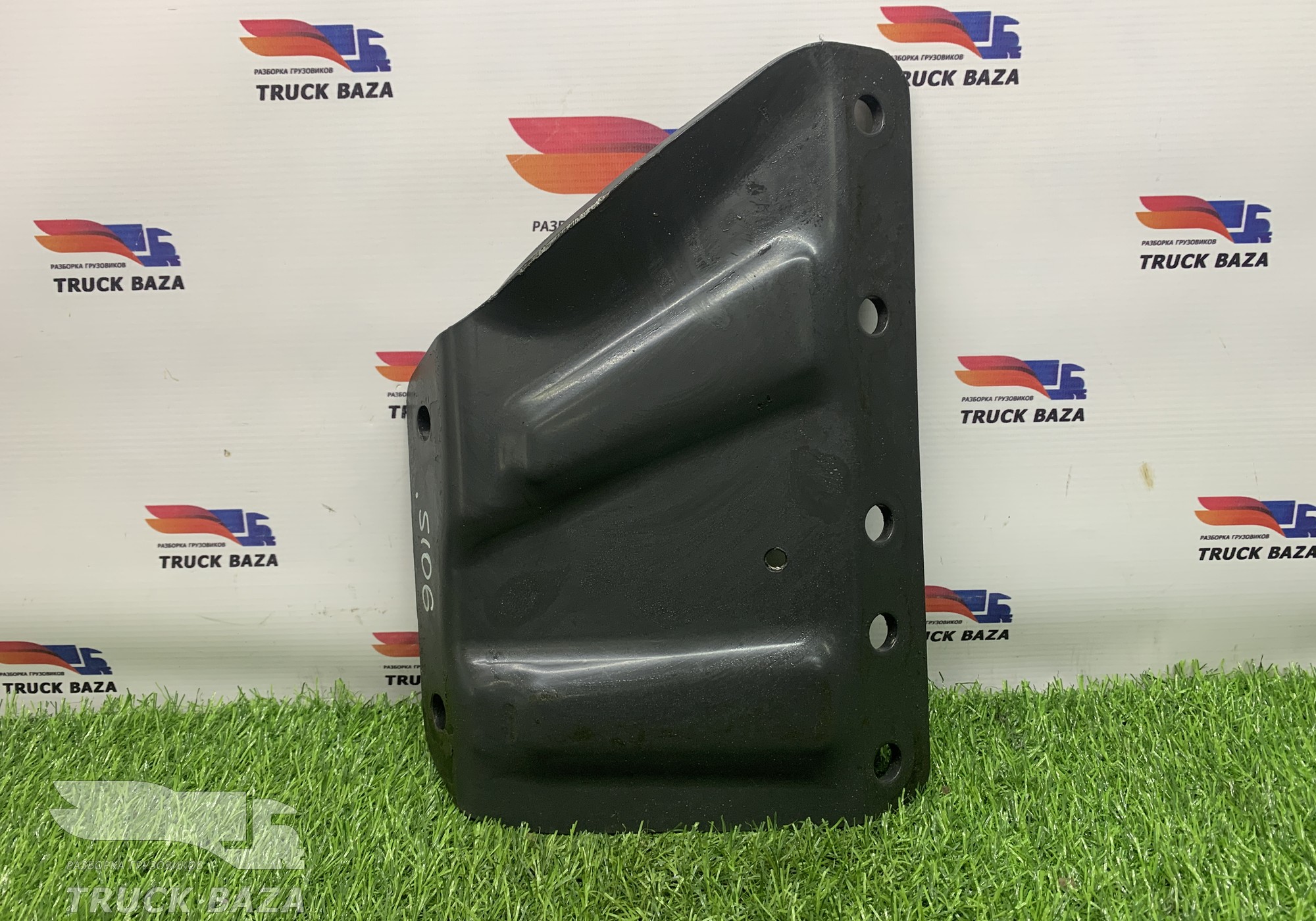 1906525 Кронштейн траверсы передней левый