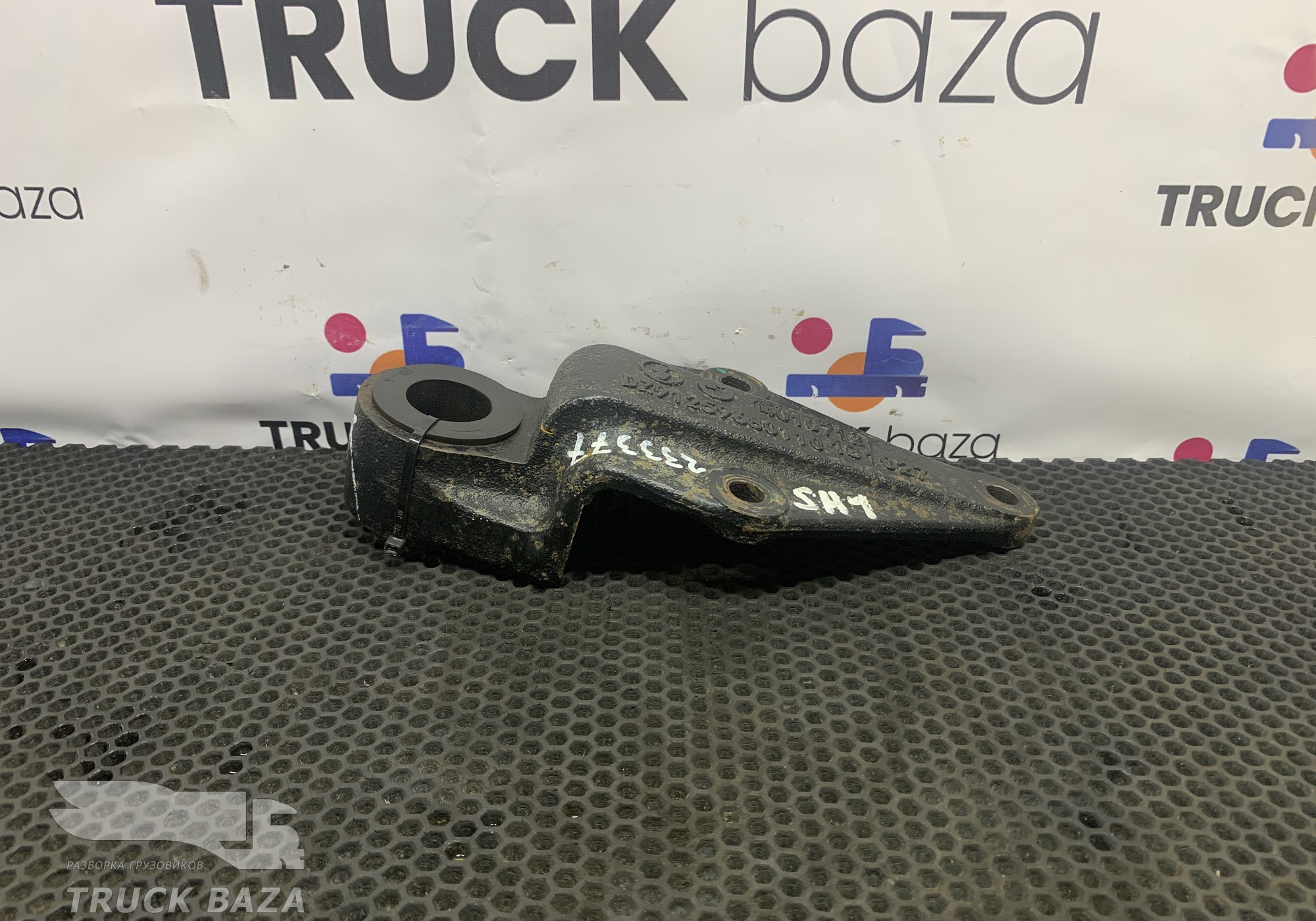 DZ91259680110 Кронштейн стабилизатора заднего для Shacman